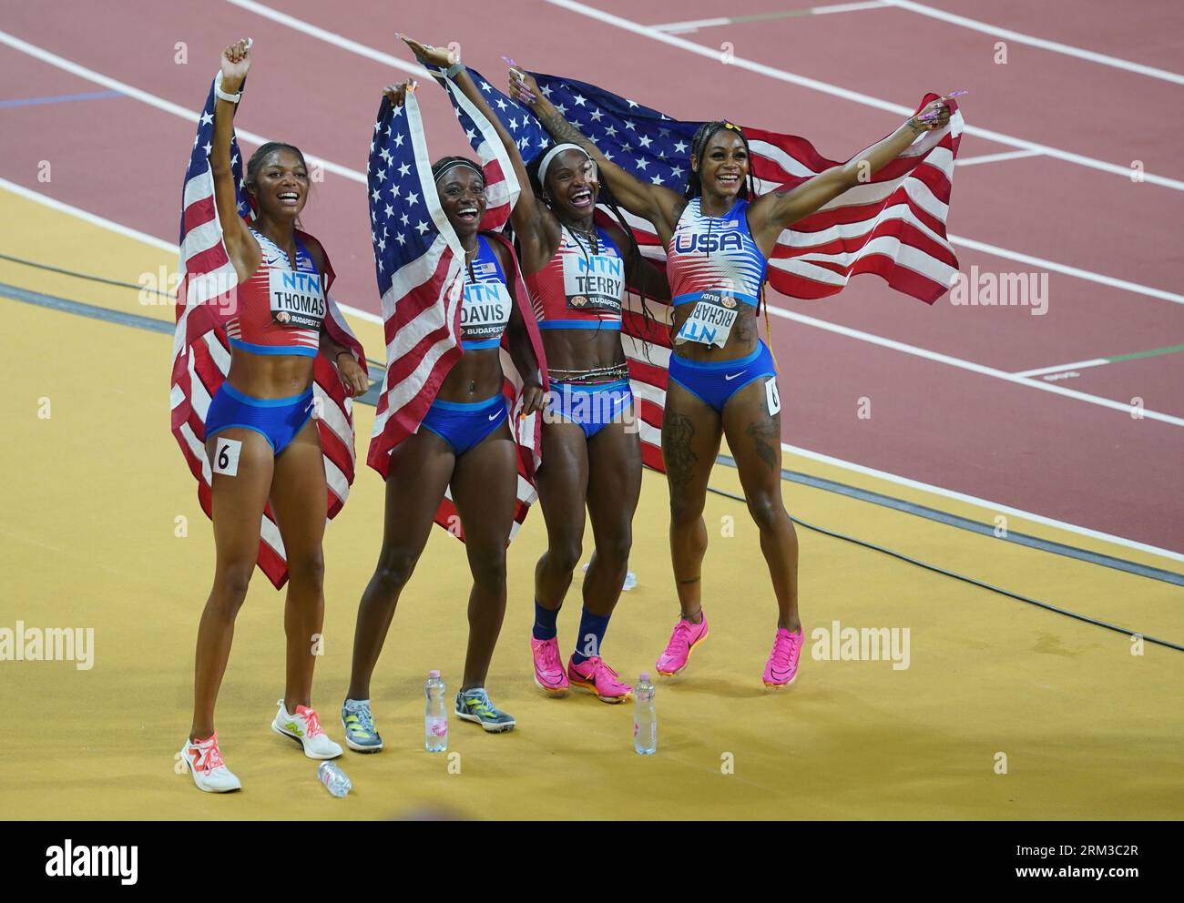 Budapest, Ungheria. 26 agosto 2023. Atletica leggera: Campionati del mondo, 4x100 m, finale, donne, al National Athletics Center. SHa'Carri Richardson (r-l, USA) e le sue compagne di squadra Twanisha Terry, Terry Davis e Gabrielle Thomas fanno il tifo al traguardo. Credito: Marcus Brandt/dpa/Alamy Live News Foto Stock