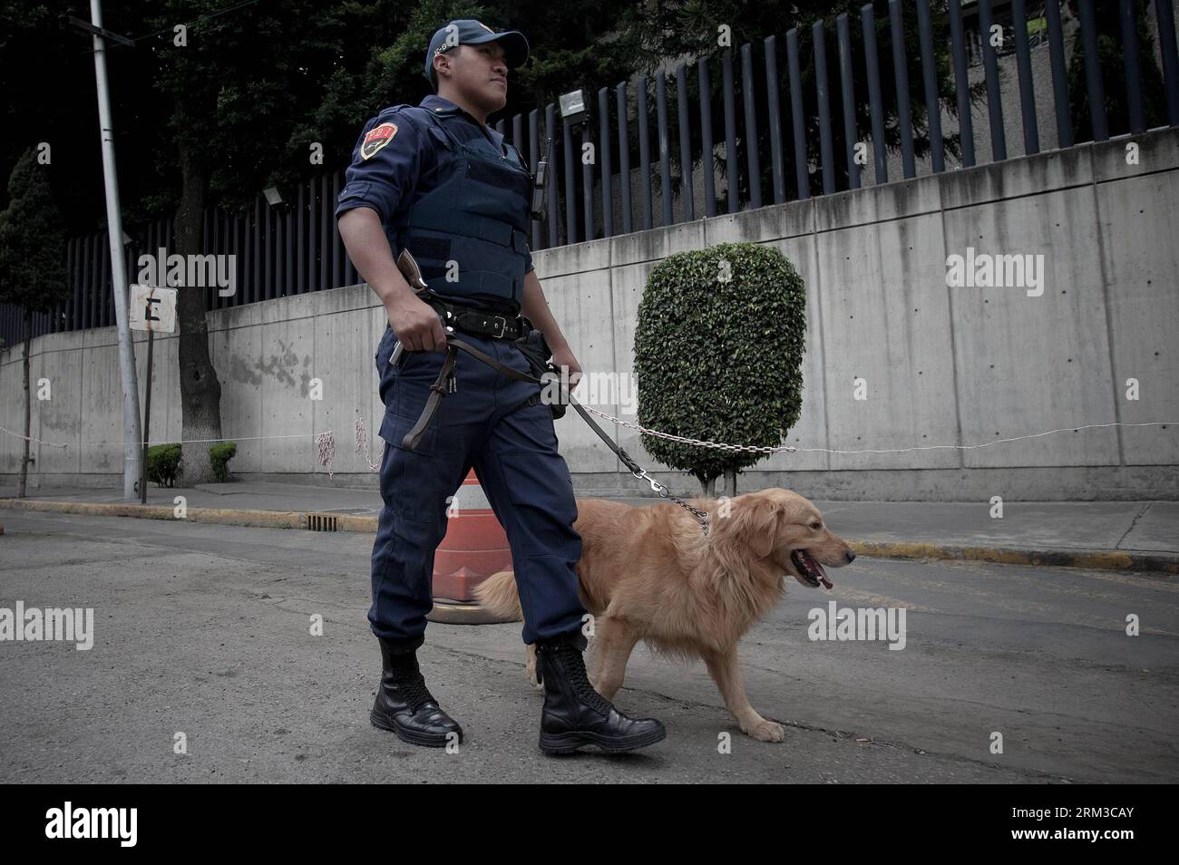 Bildnummer: 60137702 Datum: 16.07.2013 Copyright: imago/Xinhua Un ufficiale di sicurezza veglia sull'Assistente Procuratore generale per le indagini speciali sulla criminalità organizzata (SEIDO, per il suo acronimo spagnolo) dopo la cattura del Signore della droga, Miguel Angel Trevino Morales, a città del Messico, Messico, il 16 luglio 2013. Il leader del cartello di Zetas, Miguel Angel Trevino Morales, noto anche come Z-40, è stato catturato lunedì mattina da membri della Marina messicana, vicino a Nuevo Laredo, Tamaulipas, secondo un portavoce del governo messicano. (Xinhua/Alejandro Ayala) (rt) (sp) MESSICO- Foto Stock