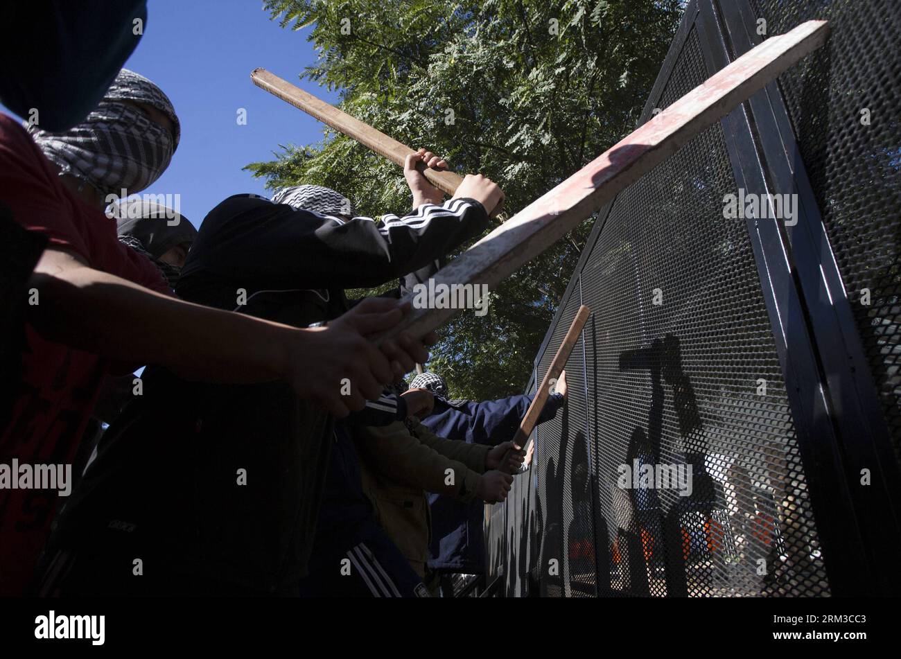 Bildnummer: 60137757 Datum: 16.07.2013 Copyright: imago/Xinhua i membri del movimento rivoluzionario Patriottico di Quebracho partecipano a una protesta davanti agli uffici petroliferi dell'Argentina YPF, a Buenos Aires, Argentina, il 16 luglio 2013. La protesta è stata tenuta contro un accordo di sfruttamento firmato in Patagonia tra YPF e la multinazionale statunitense Chevron, secondo gli organizzatori. (Xinhua/Martin Zabala) (zf) ARGENTINA-BUENOS AIRES-SOCIETÀ-PROTESTE PUBLICATIONxNOTxINxCHN Politik proteste x0x xkg 2013 quer premiumd 60137757 Data 16 07 2013 Copyright Imago XINHUA membri del Foto Stock