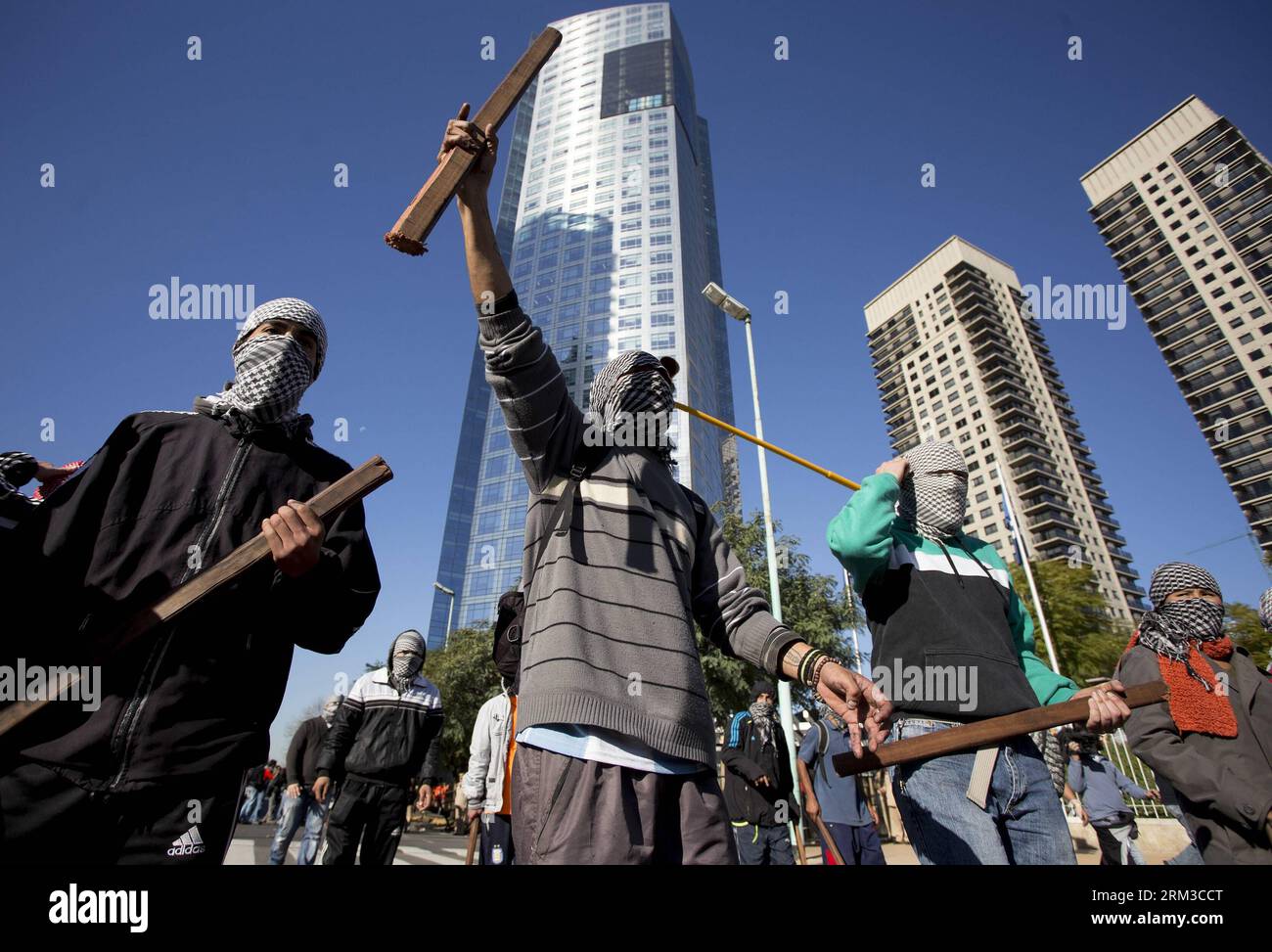 Bildnummer: 60137755 Datum: 16.07.2013 Copyright: imago/Xinhua i membri del movimento rivoluzionario Patriottico di Quebracho gridano slogan in una protesta davanti agli uffici petroliferi dell'Argentina YPF, a Buenos Aires, Argentina, il 16 luglio 2013. La protesta è stata tenuta contro un accordo di sfruttamento firmato in Patagonia tra YPF e la multinazionale statunitense Chevron, secondo gli organizzatori. (Xinhua/Martin Zabala) (zf) ARGENTINA-BUENOS AIRES-SOCIETÀ-PROTESTE PUBLICATIONxNOTxINxCHN Politik proteste x0x xkg 2013 quer premiumd 60137755 Data 16 07 2013 Copyright Imago XINHUA membri di Th Foto Stock