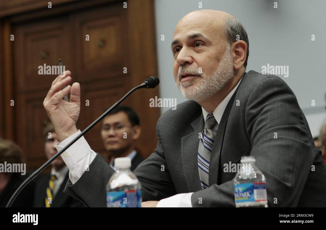 Bildnummer: 60142192 Datum: 17.07.2013 Copyright: imago/Xinhua (130717) -- WASHINGTON D.C., luglio 17,2013 (Xinhua) -- il presidente della Federal Reserve statunitense Ben Bernanke parla durante l'audizione tenuta dalla House Financial Services Committee a Capitol Hill a Washington D.C. il 17 luglio 2013. Bernanke ha detto mercoledì che il calendario per tagliare gli acquisti obbligazionari non è su un percorso prestabilito e la Fed baserà il suo aggiustamento del programma mensile da 85 miliardi di dollari su come si comporta l'economia. (Xinhua/Fang Zhe) US-WASHINGTON-BERNANKE-ANNUAL MONETARY POLICY PUBLICATIONxNOTxINxCHN People Politik P. Foto Stock