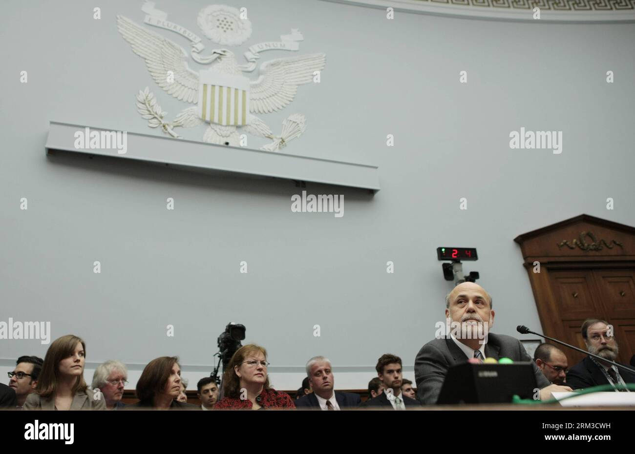 Bildnummer: 60142195 Datum: 17.07.2013 Copyright: imago/Xinhua (130717) -- WASHINGTON D.C., luglio 17,2013 (Xinhua) -- il presidente della Federal Reserve statunitense Ben Bernanke parla durante l'audizione tenuta dalla House Financial Services Committee a Capitol Hill a Washington D.C. il 17 luglio 2013. Bernanke ha detto mercoledì che il calendario per tagliare gli acquisti obbligazionari non è su un percorso prestabilito e la Fed baserà il suo aggiustamento del programma mensile da 85 miliardi di dollari su come si comporta l'economia. (Xinhua/Fang Zhe) US-WASHINGTON-BERNANKE-ANNUAL MONETARY POLICY PUBLICATIONxNOTxINxCHN People Politik x Foto Stock