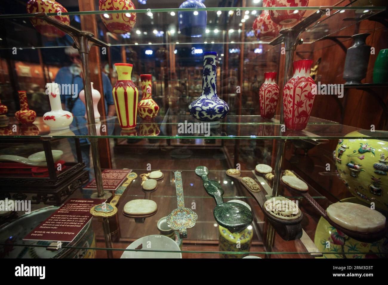 Bildnummer: 60143560 Datum: 17.07.2013 Copyright: imago/Xinhua (130717) -- MUMBAI, 17 luglio 2013 (Xinhua) -- Un visitatore guarda le opere di giada della Cina al Chhatrapati Shivaji Maharaj Vastu Sangrahalaya (CSMVS) a Mumbai, India, 17 luglio 2013. Il CSMVS, ex Prince of Wales Museum of Western India, è il museo più grande e conosciuto di Mumbai. La sua collezione comprende non solo varie forme d'arte provenienti dall'India, dalla Cina, dal Nepal, dal Giappone e dall'Europa, ma anche molti esemplari di storia naturale indiana, che riflette le diverse culture nei diversi tempi storici dell'India. Foto Stock