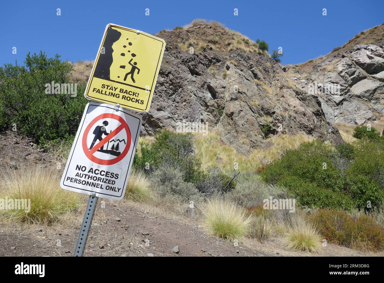 Los Angeles, California, USA 22 agosto 2023 Rock Climbing is prohibited Sign and Caution Falling Rocks Sign at Bronson Caves Park, dove Batman serie TV Bat Cave, The Scorpion King, Star Trek, creature from the Black Lagoon, Hail Caesar, Army of Darkness, Julius Caesar con Marlon Brando, Flash Gordon, Superman, febbre della cabina, Power Rangers, George of the Jungle, Many More, girato alle Bronson Caves il 22 agosto 2023 a Los Angeles, California, USA. Foto di Barry King/Alamy Stock Photo Foto Stock