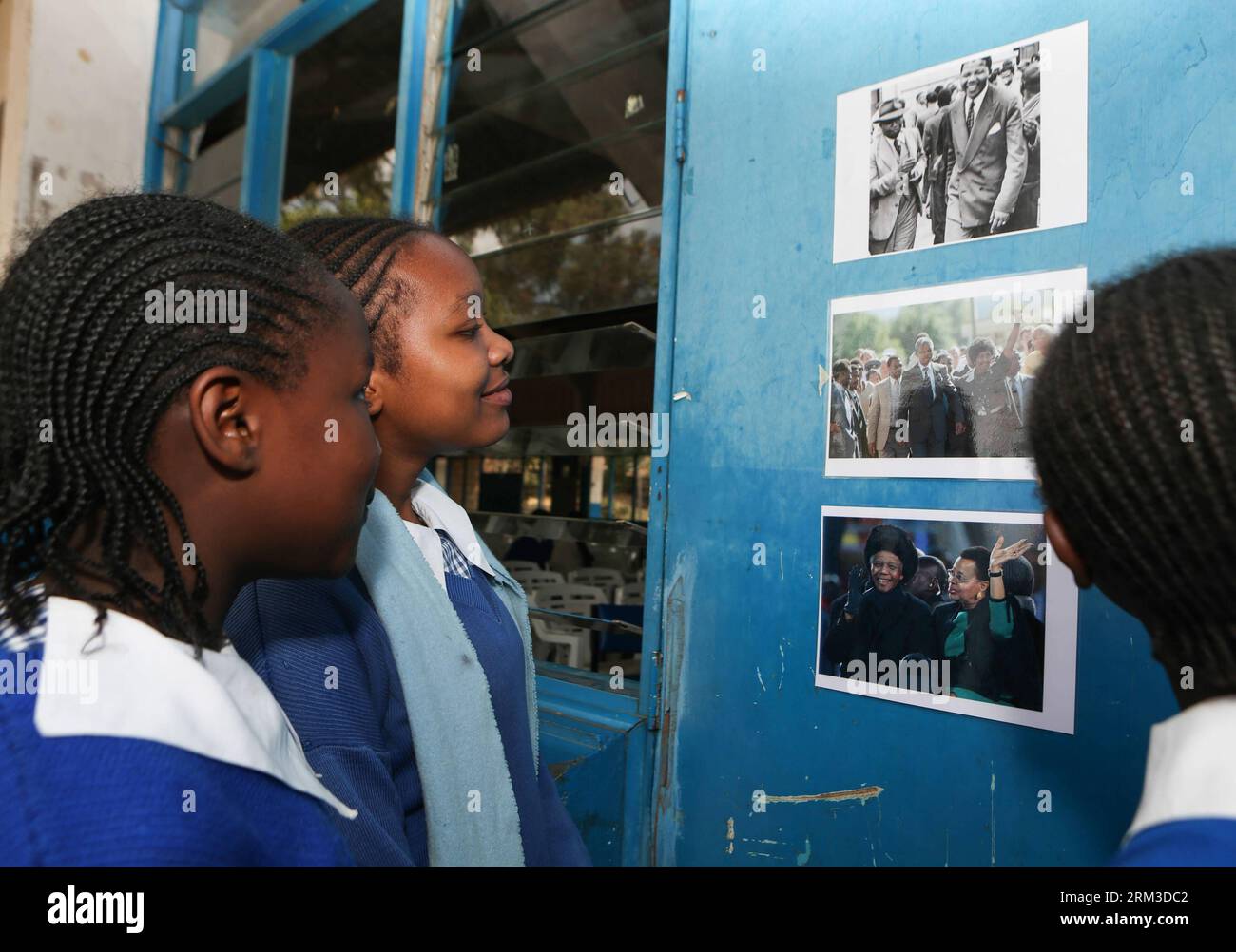 Bildnummer: 60151656 Datum: 18.07.2013 Copyright: imago/Xinhua (130718) -- NAIROBI, 18 luglio 2013 (Xinhua) -- due studenti guardano le foto di Mandela sul cancello di un auditorium alla Kilimani Primary School di Nairobi, capitale del Kenya, 18 luglio 2013. Giovedì si sono svolte numerose attività, tra cui la piantagione di alberi, la pittura murale della biblioteca e la narrazione sulla lunga passeggiata verso la libertà di Mandela, per celebrare il Nelson Mandela Day. Il tema di quest'anno è prendere azione, ispirare il cambiamento e rendere ogni giorno un Mandela Day. (Xinhua/Meng Chenguang) (bxq) KENYA-NAIROBI-NELSON MANDELA GIORNO-CELEBRAZIONE P Foto Stock