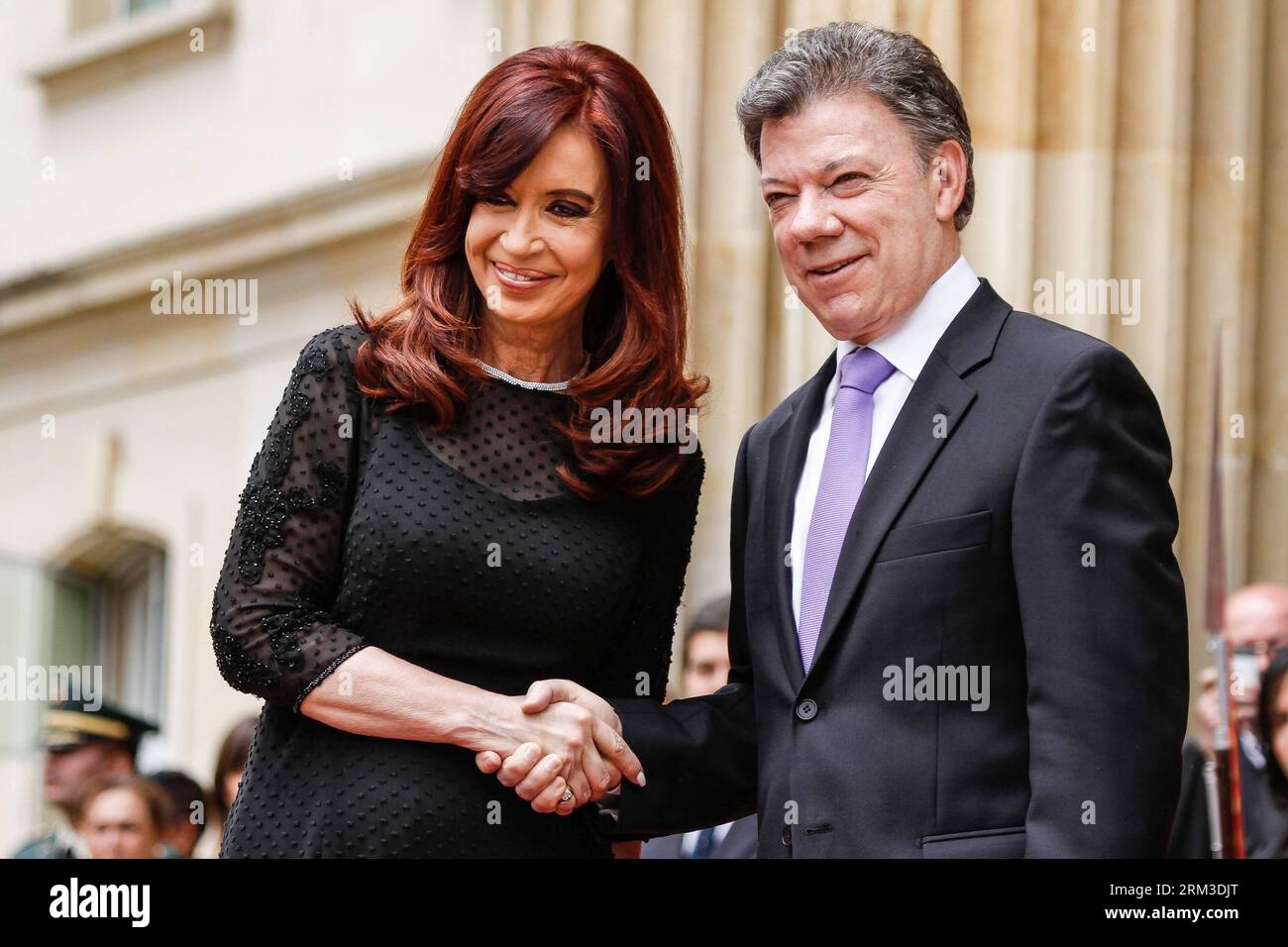 (130718) -- BOGOTÀ, 18 luglio 2013 (Xinhua) -- il presidente colombiano Juan Manuel Santos (R) stringe la mano al presidente argentino Cristina Fernandez de Kirchner, prima del loro incontro, a Casa Narino, a Bogotà, capitale della Colombia, il 18 luglio, 2013. Fernandez è in visita ufficiale in Colombia per discutere di questioni relative al traffico di esseri umani, alle questioni femminili e alla mitigazione delle calamità naturali, nonché la firma di un trattato di estradizione, secondo le informazioni della stampa locale. (Xinhua/Jhon Paz) COLOMBIA-BOGOTÀ-ARGENTINA-POLITICS-VISIT PUBLICATIONxNOTxINxCHN Bogotà 18 luglio 2013 XINHUA Colomb Foto Stock