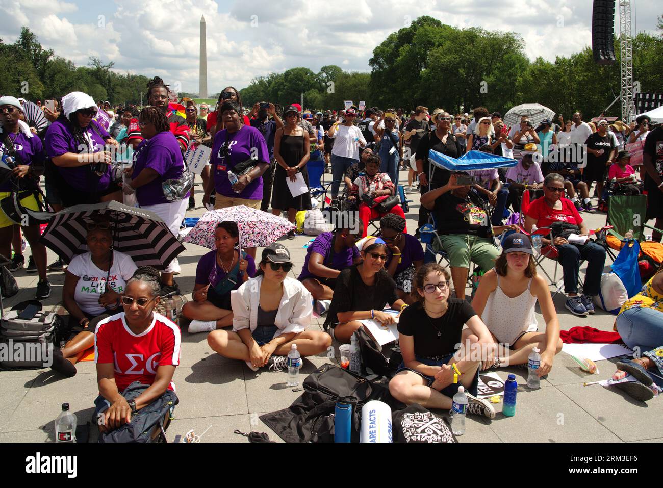 Washington, DC, USA. 26 agosto 2023. La gente siede sul marciapiede vicino al Lincoln Memorial durante il 60° anniversario della marcia su Washington. Credito: Philip Yabut/Alamy Live News Foto Stock