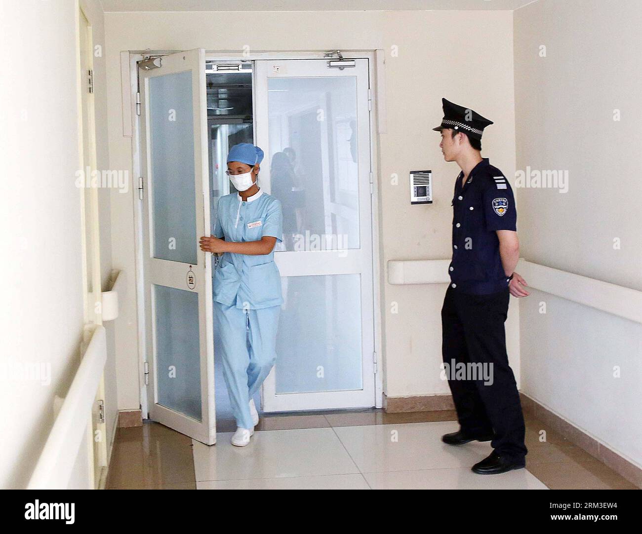 Bildnummer: 60168343 Datum: 21.07.2013 Copyright: imago/Xinhua (130721) - PECHINO, 21 luglio 2013 (Xinhua) - Un medico esce da un'unità di terapia intensiva dove un nuovo paziente H7N9 riceve cure all'ospedale Chaoyang di Pechino, capitale della Cina, 21 luglio 2013. Una donna di 61 anni dalla provincia di Hebei della Cina settentrionale sabato è diventato l'ultimo caso confermato del ceppo H7N9 di influenza aviaria. Il paziente è attualmente in condizioni critiche. (Xinhua/li Wen) (ry) CHINA-BEIJING-H7N9-NEW CASE (CN) PUBLICATIONxNOTxINxCHN Gesellschaft Epidemi Grippe Vogelgrippe virus premiumd x0x xmb 2 Foto Stock