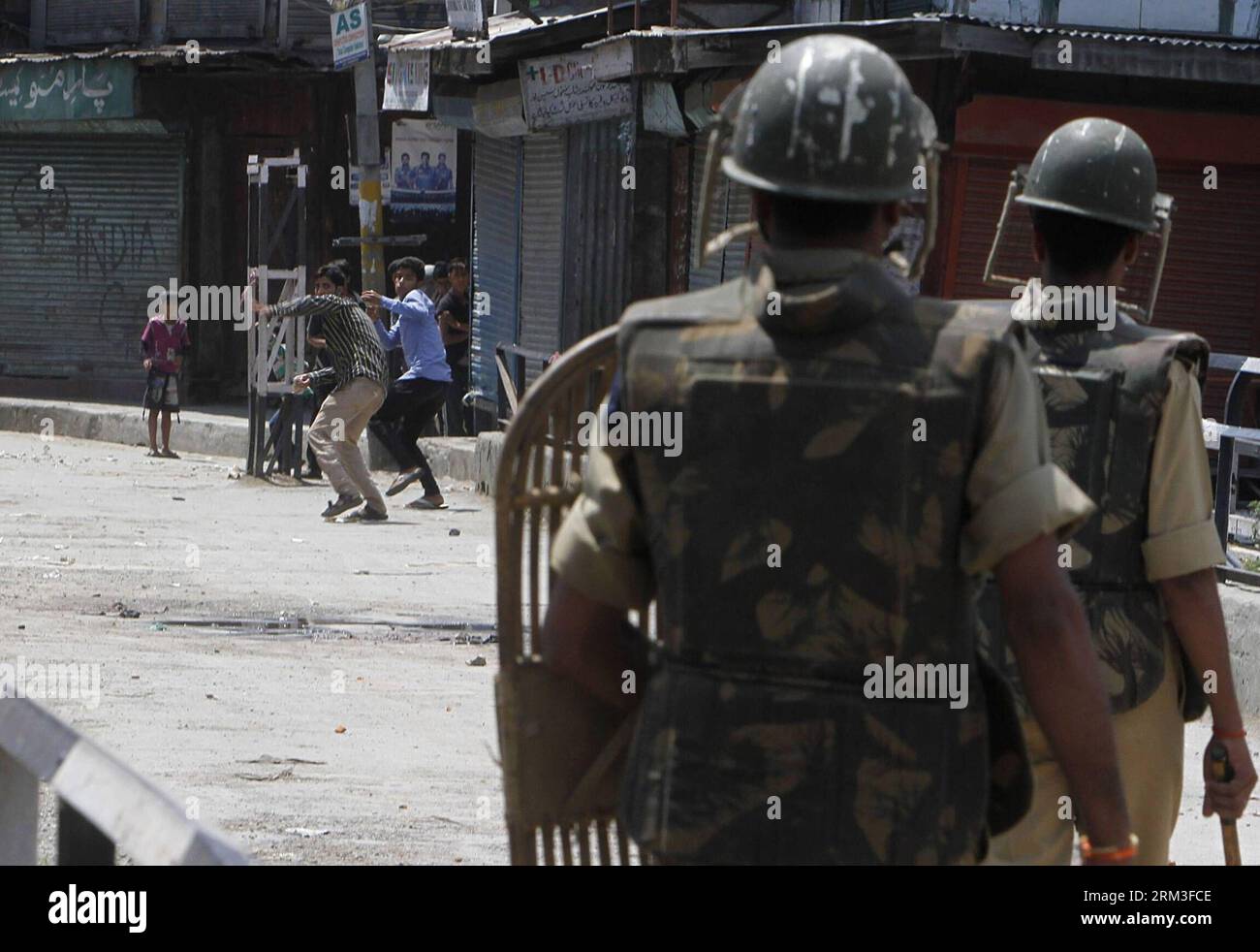 Bildnummer: 60169738 Datum: 21.07.2013 Copyright: I manifestanti imago/Xinhua lanciano pietre contro le truppe paramilitari indiane durante una protesta dopo che il coprifuoco è stato revocato a Srinagar, capitale estiva del Kashmir controllato dagli indiani, 21 luglio 2013. Domenica le autorità hanno revocato il coprifuoco imposto due giorni fa nelle aree a maggioranza musulmana del Kashmir controllato dagli indiani, compresa la città di Srinagar, a seguito dell'uccisione di quattro manifestanti da parte delle guardie di frontiera indiane. (Xinhua/Javed Dar)(bxq) KASHMIR-SRINAGAR-PROTEST PUBLICATIONxNOTxINxCHN Politik Gesellschaft Demo Protestation Steinewerfer xjh x1x premiumd 2013 quer o0 Polizei Foto Stock