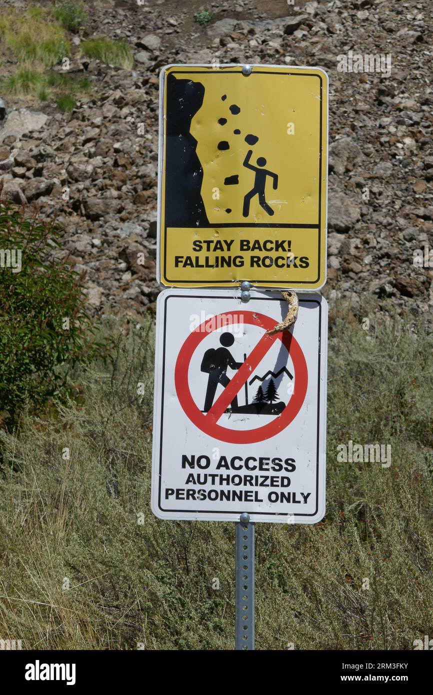 Los Angeles, California, USA 22 agosto 2023 Rock Climbing is prohibited Sign and Caution Falling Rocks Sign at Bronson Caves Park, dove Batman serie TV Bat Cave, The Scorpion King, Star Trek, creature from the Black Lagoon, Hail Caesar, Army of Darkness, Julius Caesar con Marlon Brando, Flash Gordon, Superman, febbre della cabina, Power Rangers, George of the Jungle, Many More, girato alle Bronson Caves il 22 agosto 2023 a Los Angeles, California, USA. Foto di Barry King/Alamy Stock Photo Foto Stock