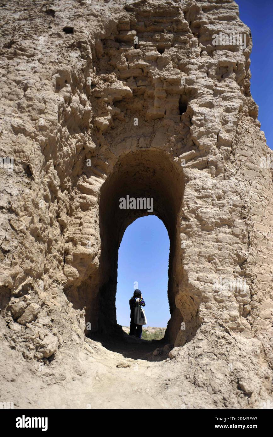 Bildnummer: 60173519 Datum: 22.07.2013 Copyright: imago/Xinhua (130722) -- GUAZHOU, 22 luglio 2013 (Xinhua) -- Un turista visita le rovine della città di Suoyang nella contea di Guazhou, provincia del Gansu della Cina nord-occidentale, 22 luglio 2013. Le rovine della città di Suoyang sono pronte a incontrare la valutazione degli esperti per il suo accesso alla lista dei patrimoni culturali dell'umanità in agosto. Suoyang, che risale alla dinastia Han (202 a.C.-220 d.C.), era un'antica città sulla via della seta , un percorso che facilitava il commercio e gli scambi culturali dell'Eurasia in tempi antichi. (Xinhua/Chen Bin) (zc) CHINA-GANSU-ROVINE DI SUOYANG CITY (CN) P. Foto Stock