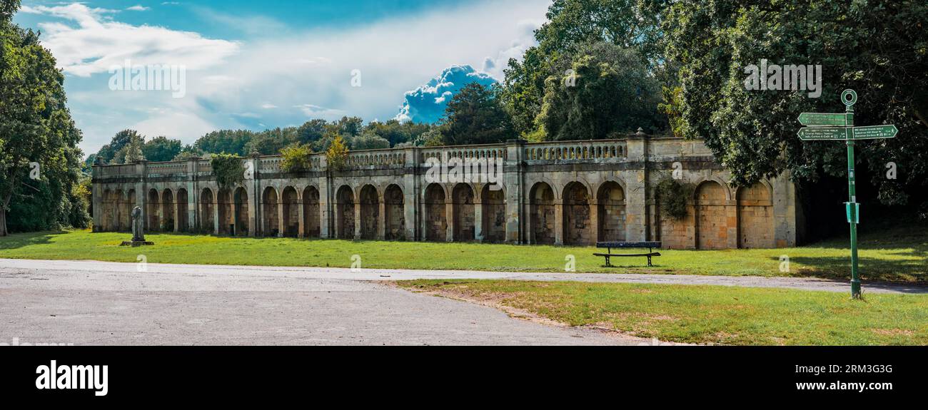 Crystal Palace, Londra, Regno Unito - 26 agosto 2023: Vista panoramica dell'antica cinta muraria nel Crystal Palace Natural Garden, edificio che risale al Foto Stock