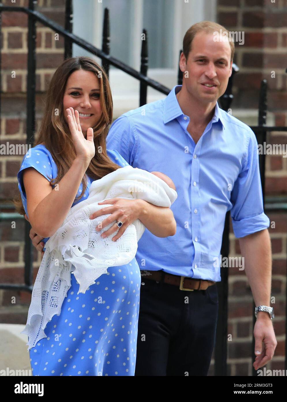 Bildnummer: 60179005 Datum: 23.07.2013 Copyright: imago/Xinhua (130723) -- LONDRA, 23 luglio 2013 (Xinhua) -- il principe Guglielmo e sua moglie Catherine, duchessa di Cambridge, incontrano il pubblico con il loro bambino il principe George Alexander Louis, fuori dall'ala Lindo del St Mary's Hospital, nel centro di Londra, 23 luglio 2013. La duchessa britannica di Cambridge Kate ha dato alla luce un ragazzo lunedì pomeriggio. (Xinhua/Yin Gang) UK-LONDON-ROYAL BABY PUBLICATIONxNOTxINxCHN People Entertainment Adel Königshaus Kate William Prinz GBR London Krankenhaus Familie Baby privat Geburt xdp x1x 2013 hoch premiumd o0 Familie ,priv Foto Stock