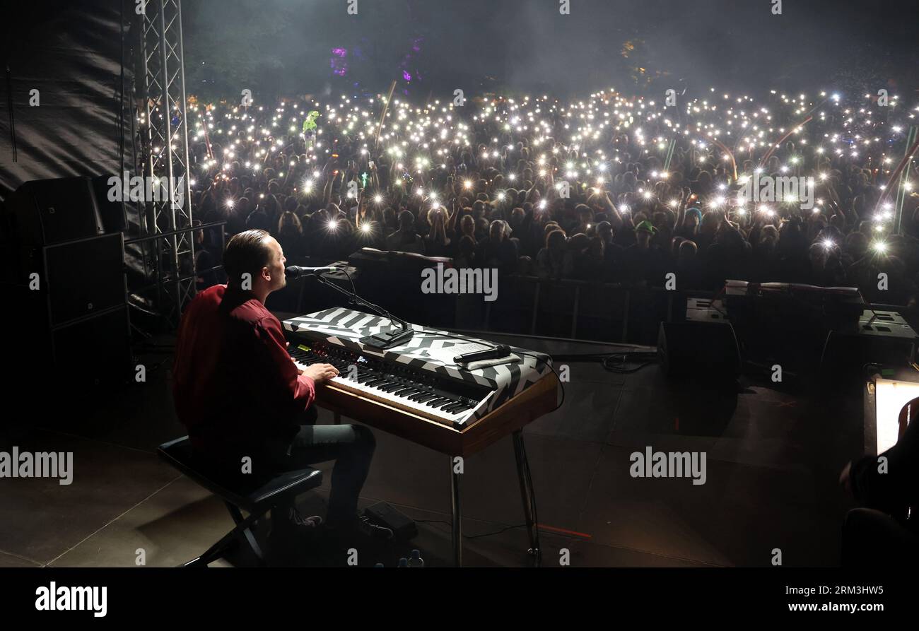 Jamel, Germania. 26 agosto 2023. Il rapper Danger Dan fornisce momenti salienti musicali e annunci solidi contro l'estremismo di destra nel secondo giorno del festival di "Jamel Rocks the Forester". Secondo gli organizzatori, circa 3000 spettatori sono venuti ciascuno nella piccola città il venerdì e il sabato, più del doppio rispetto all'anno scorso. Il festival si tenne per la prima volta nel 2007 per attirare l'attenzione sulla forte scena neonazista della città. Crediti: Bernd Wüstneck/dpa/Alamy Live News Foto Stock