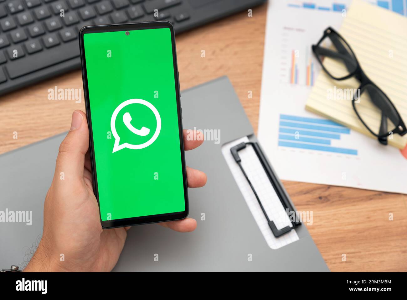 Wroclaw, Polonia - 24 agosto 2023: Logo WhatsApp sullo schermo. WhatsApp Messenger, app social media su smartphone Foto Stock