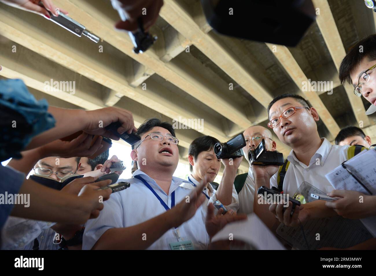 Bildnummer: 60247564 Datum: 30.07.2013 Copyright: imago/Xinhua (130730) -- SHIJIAZHUANG, 30 luglio 2013 (Xinhua) -- Un giornalista giapponese (C) introduce il processo ai membri dello staff dei media al di fuori del tribunale del popolo intermedio di Shijiazhuang dopo il processo a Shijiazhuang, provincia di Hebei, 30 luglio 2013. Il tribunale martedì ha aperto un processo per un uomo che avrebbe aggiunto veleno ai gnocchi congelati che hanno infastidito quattro cittadini cinesi e nove giapponesi nel 2008. (Xinhua/Wang min) (zwx) CHINA-HEBEI-SHIJIAZHUANG-AVVELENATO GNOCCHI TRIAL (CN) PUBLICATIONxNOTxINxCHN Gesellschaft x2x Foto Stock