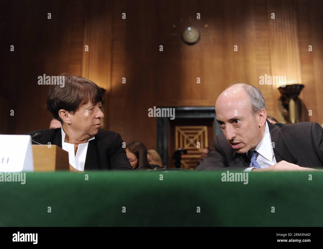 Bildnummer: 60254951 Datum: 30.07.2013 Copyright: imago/Xinhua (130730) -- WASHINGTON D.C., 30 luglio 2013 (Xinhua) -- Mary Jo White (L), Chair of U.S. Securities and Exchange Commission, e Gary Gensler, Chairman of U.S. Commodity Futures Trading Commission, chat mentre testimonia davanti al Senato degli Stati Uniti Banking, Housing and Urban Affairs Committee durante un'audizione sulla mitigazione del rischio sistemico nei mercati finanziari attraverso le riforme di Wall Street , a Capitol Hill a Washington D.C., capitale degli Stati Uniti, 30 luglio 2013. (Xinhua/Zhang Jun) US-WASHINGTON-ECONOMY-WALL STREET REFORM PUBLICATIO Foto Stock