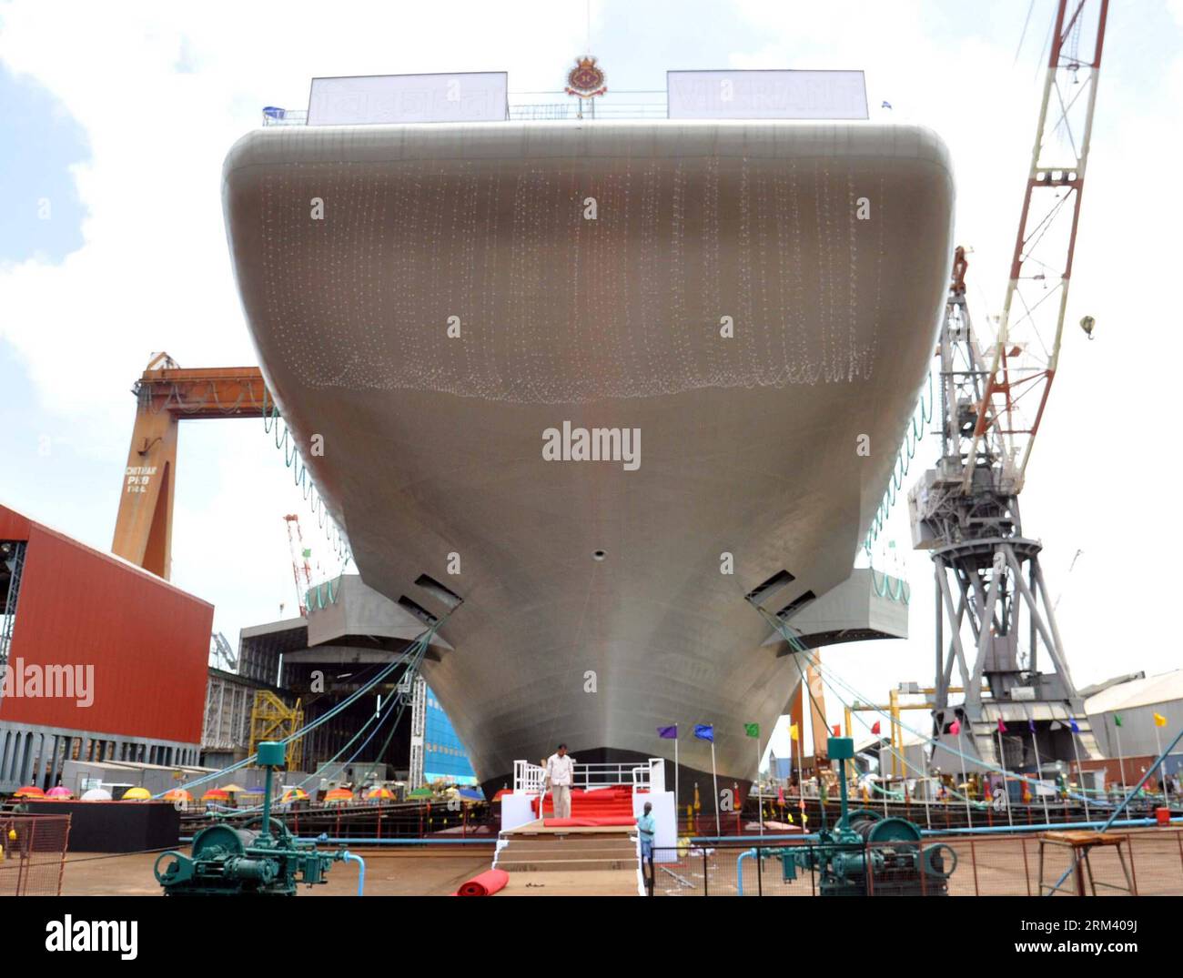 Bildnummer: 60348775 Datum: 11.08.2013 Copyright: imago/Xinhua la portaerei indigena INS Vikrant, costruita dalla Cochin Shipyard Limited per la Marina indiana, è ormeggiata al Cochin Shipyard Limited in Kerala, l'11 agosto 2013. L'India ha lanciato la sua prima portaerei indigena lunedì, che metterà il paese nella lega di nazioni per avere una tale capacità, ha detto un alto funzionario della difesa. (Xinhua/Stringer) (ybg) INDIA-KOCHI-AIRCRAFT CARRIER PUBLICATIONxNOTxINxCHN Politik Militär Marine Flugzeugträger premiumd x0x xsk 2013 quer 60348775 Data 11 08 2013 Copyright Imago XIN Foto Stock