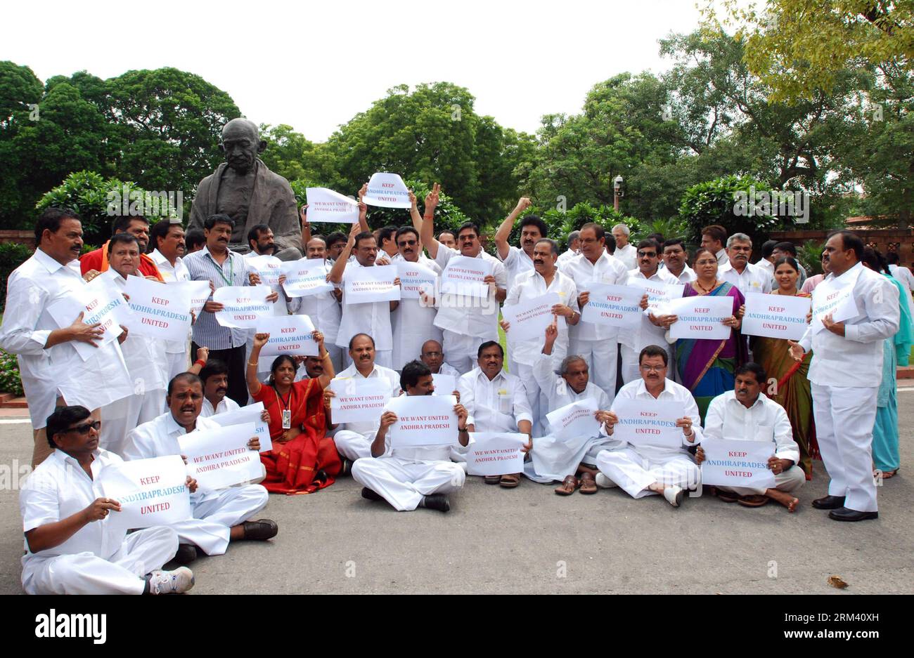 Bildnummer: 60352713 Datum: 13.08.2013 Copyright: imago/Xinhua (130813) -- NUOVA DELHI, 13 agosto 2013 (Xinhua) -- i membri del Parlamento dell'Andhra Pradesh sollevano slogan durante una manifestazione chiedendo l'Andhra Pradesh Unito di fronte alla statua di Gandhi a nuova Delhi, India, 13 agosto 2013. (Xinhua/Partha Sarkar) INDIA-NUOVA DELHI-DIMOSTRAZIONE PUBLICATIONxNOTxINxCHN Gesellschaft x2x xkg 2013 quer o0 politik demo di protesta 60352713 Data 13 08 2013 Copyright Imago XINHUA nuova Delhi Aug 13 2013 XINHUA i membri del Parlamento dell'Andhra Pradesh sollevano slogan durante una dimostrazione che richiede di Foto Stock