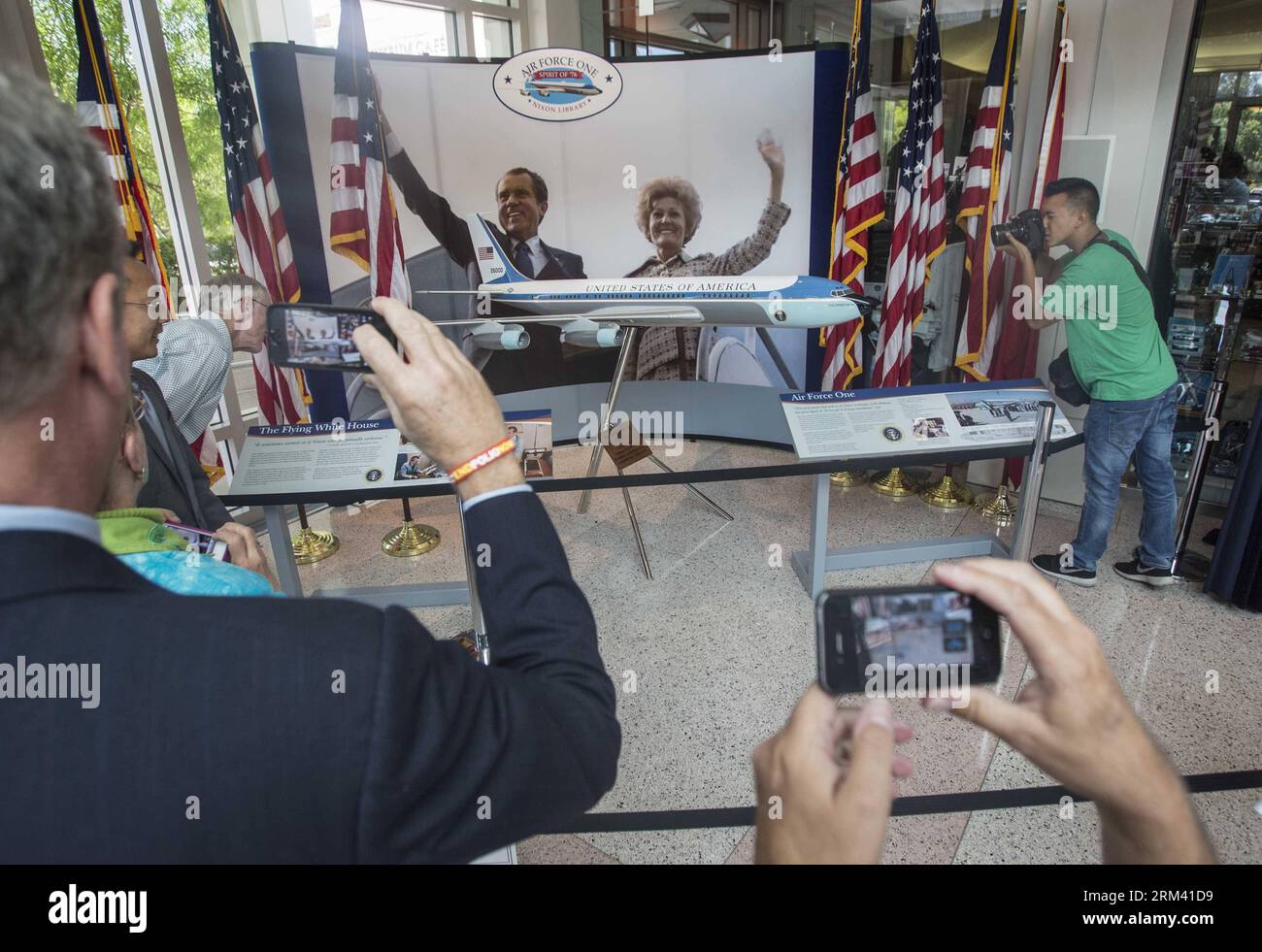 Bildnummer: 60356540 Datum: 13.08.2013 Copyright: imago/Xinhua (130814) - YORBA LINDA, 13 agosto 2013 (Xinhua) -- i visitatori scattano foto del modello di Air Force One dopo la sua cerimonia di inaugurazione alla Richard Nixon Library & Museum di Yorba Linda, California, 13 agosto 2013. Martedì è stata inaugurata qui una nuova mostra con un modello in scala 1/20 da 7 piedi di Air Force One SAM 26000. Air Force One SAM 26000 è stato l'aereo su cui l'ex presidente degli Stati Uniti Nixon ha volato in tutto il mondo. (Xinhua/Zhao Hanrong) US-YORBA LINDA-NIXON-MODEL OF AIR FORCE ONE PUBLICATIONxNOTxINxCHN Gesellschaft x2x xac 2013 quer o Foto Stock