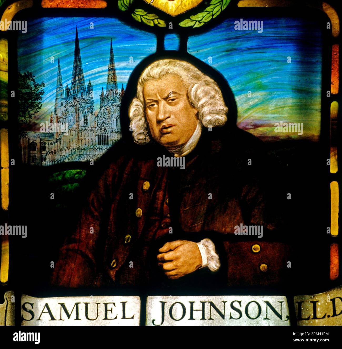 Dr. Samuel Johnson, ritratto in vetro colorato, Gough Square, Londra. Litchfield Cathedral sullo sfondo Foto Stock