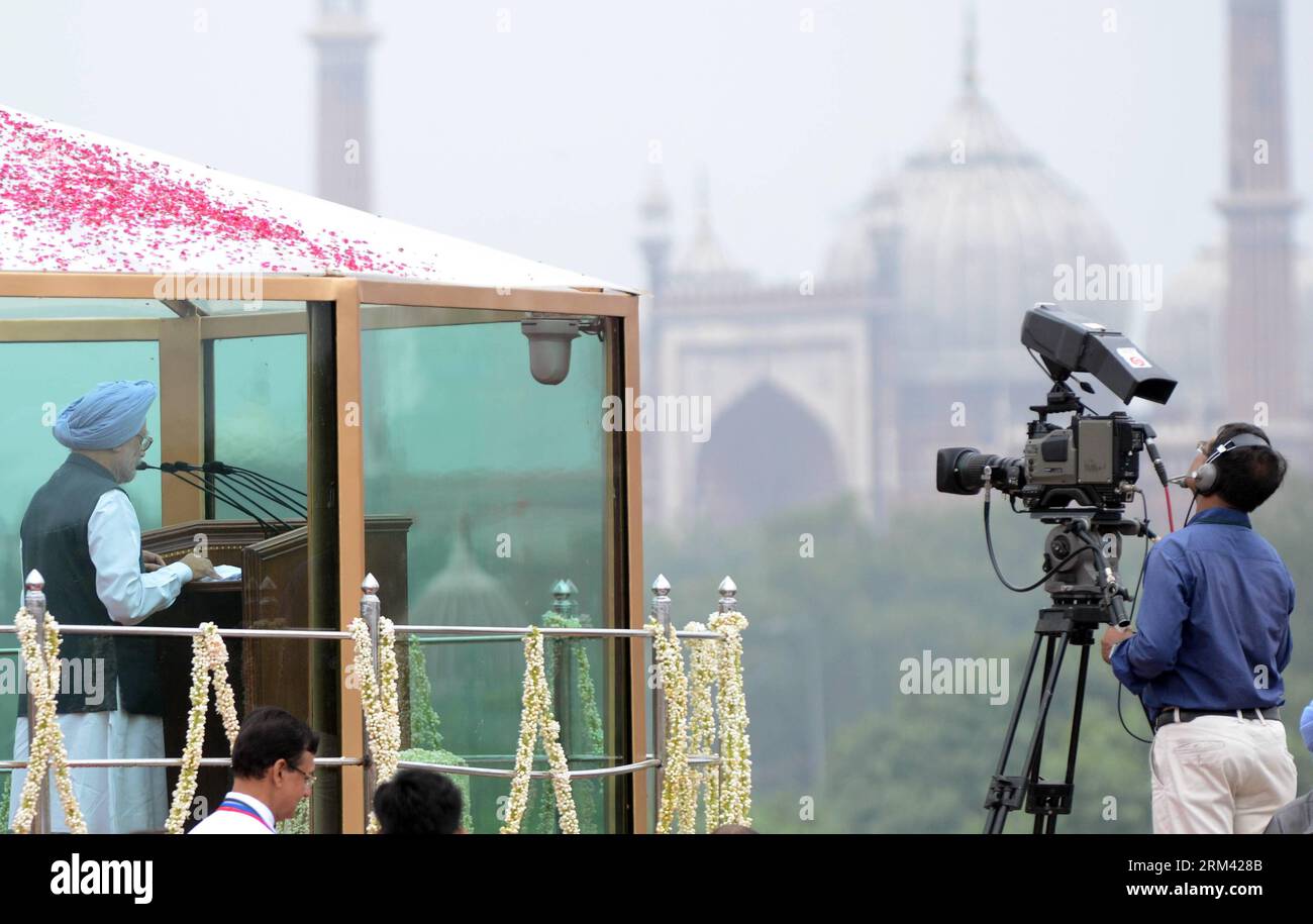 Bildnummer: 60359612 Datum: 15.08.2013 Copyright: imago/Xinhua (130815) -- NUOVA DELHI, 15 agosto 2013 (Xinhua) -- il primo ministro indiano Manmohan Singh (1st L) si rivolge alla nazione dal bastione del forte Rosso mentre l'India celebra il suo 67 ° giorno dell'indipendenza a nuova Delhi, India, 15 agosto 2013. L'India ottenne l'indipendenza dalla Gran Bretagna il 15 agosto 1947 e divenne una repubblica il 26 gennaio 1950. (Xinhua/Partha Sarkar) INDIA-NUOVA DELHI-FESTA DELL'INDIPENDENZA PUBLICATIONxNOTxINxCHN Politik People Feiertag Unabhängigkeitstag Unabhängigkeit Panzerglas Sicherheit premiumd x0x xac 2013 quer 60359612 Foto Stock