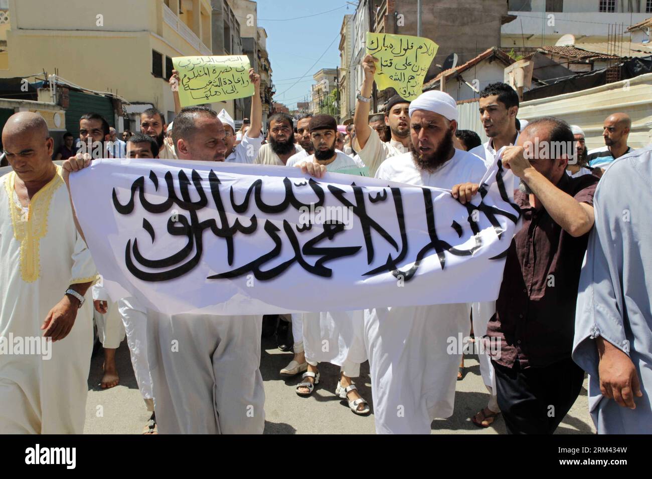 Bildnummer: 60364650 Datum: 16.08.2013 Copyright: imago/Xinhua (130816) -- ALGERI, 16 agosto 2013 (Xinhua) -- i manifestanti algerini tengono striscioni e gridano slogan durante una manifestazione contro gli attacchi dell'esercito egiziano contro i civili, ad Algeri, Algeria, il 16 agosto 2013. (Xinhua/Mohamed Kadri) ALGERIA-EGITTO-DIMOSTRAZIONE PUBLICATIONxNOTxINxCHN Gesellschaft Politik Ägypten Demo protesta xcb x0x 2013 quer Aufmacher premiumd 60364650 Data 16 08 2013 Copyright Imago XINHUA Algeri 16 agosto 2013 i manifestanti algerini di XINHUA tengono striscioni e slogan di grido durante una dimostrazione contro Foto Stock