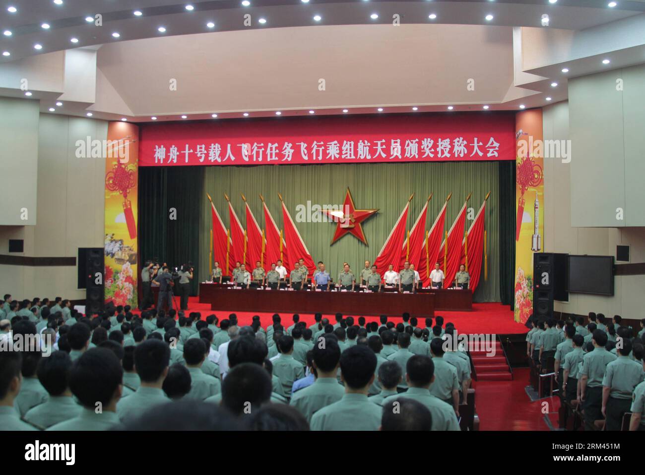 Bildnummer: 60372626 Datum: 20.08.2013 Copyright: imago/Xinhua (130820) -- PECHINO, 20 agosto 2013 (Xinhua) -- la cerimonia di premiazione per l'equipaggio della missione Shenzhou-10 si tiene a Pechino, capitale della Cina, 20 agosto 2013. I tre astronauti che hanno completato la missione spaziale più lunga della Cina a bordo della Shenzhou-10 nel mese di giugno hanno ricevuto medaglie per il loro eccezionale servizio ai programmi spaziali del paese. NIE Haisheng, comandante dell'equipaggio della missione Shenzhou-10 e viaggiatore spaziale per la seconda volta, è stato premiato con una medaglia aerospaziale di seconda classe; Zhang Xiaoguang e Wang Yaping, gli unici Foto Stock