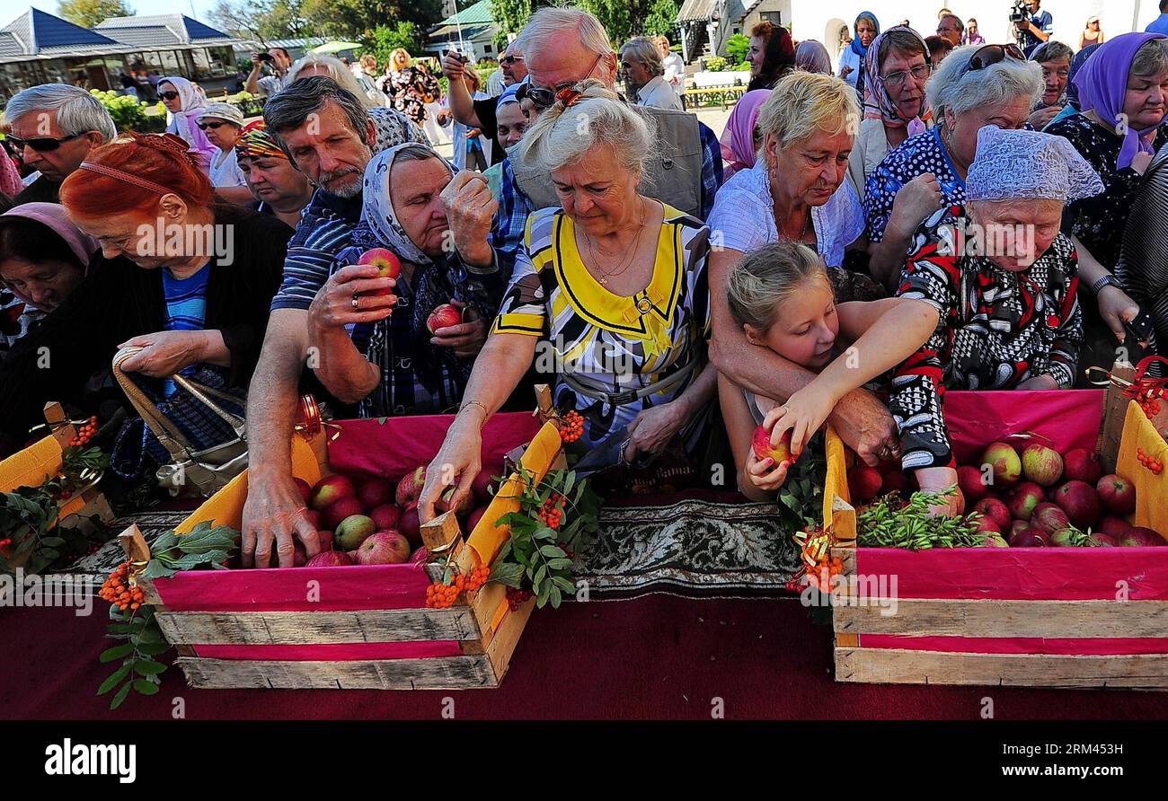 Bildnummer: 60373701 Datum: 19.08.2013 Copyright: imago/Xinhua ITAR-TASS: YAROSLAVL, RUSSIA. 19 AGOSTO 2013. Mele benedette distribuite all'esterno della cattedrale di Spaso-Preobrazhensky nel giorno della Trasfigurazione. C'è una tradizione che benedica i raccolti di mele in questo giorno. (Foto ITAR-TASS / Vladimir Smirnov) la Chiesa Ortodossa Russa celebra la Festa della Trasfigurazione PUBLICATIONxNOTxINxCHN xns x0x 2013 quer 60373701 Data 19 08 2013 Copyright Imago XINHUA ITAR TASS Yaroslavl Russia 19 agosto 2013 mele benedette distribuite all'esterno della Cattedrale di Spaso Preobrazhensky IL giorno della festa di T Foto Stock