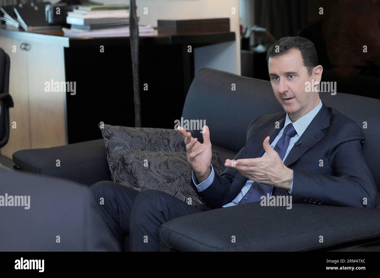Bildnummer: 60393081 Datum: 26.08.2013 Copyright: imago/Xinhua (130826) - DAMASCO, 26 agosto 2013 (Xinhua) - il presidente siriano Bashar al-Assad riceve un'intervista al quotidiano russo Izvestia a Damasco, Siria, 26 agosto 2013. Le accuse occidentali secondo cui le forze governative siriane hanno usato armi chimiche sono un insulto al buon senso, ha detto Bashar al-Assad nell'intervista al quotidiano russo Izvestia. (Xinhua/sana) SIRIA-PRESIDENTE-INTERVISTA-IZVESTIA PUBLICATIONxNOTxINxCHN Politik People Interview Premiumd x0x xmb 2013 quer Highlight 60393081 Data 26 08 2013 Copyright Imago XINHUA Dam Foto Stock