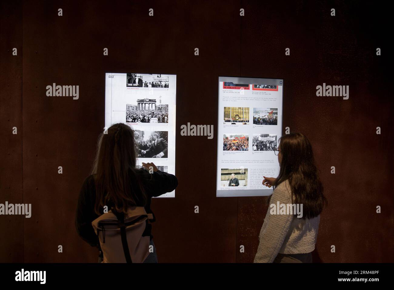 Il 26 agosto 2023, Berlino si è trasformata in un paese delle meraviglie culturali per il "Lange Nacht der Museen" (lunga notte dei musei). I visitatori del Museo della Guerra fredda Unter den Linden, un museo high-tech 4,0 situato nel cuore della capitale della Guerra fredda, Berlino. Il museo offre un'esperienza intergenerazionale, di collegamento e orientata al futuro, rendendo il periodo storico fondamentale accessibile e tangibile. Essa approfondisce non solo l'armamento nucleare/deterrenza, i conflitti di delega e lo spionaggio mondiale dell'epoca, ma anche la concorrenza "pacifica” tra i sistemi di scienza, ricerca e tecnologia Foto Stock