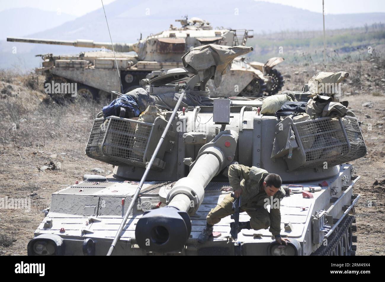 Bildnummer: 60409422 Datum: 29.08.2013 Copyright: imago/Xinhua GOLAN HEIGHTS, 29 agosto 2013 - soldati israeliani in attesa nelle alture del Golan controllate da Israele, 29 agosto 2013. Israele manterrà la sua politica di non interferenza se gli Stati Uniti decideranno di colpire la Siria per il suo presunto uso di armi chimiche. Martedì, il primo ministro israeliano Benjamin Netanyahu ha affermato che non facciamo parte della guerra civile in Siria, ma se individuiamo qualsiasi tentativo di danneggiarci, risponderemo e risponderemo con forza. (Xinhua/Jini)(zhf) ISRAEL-MILITARY-SYRIA PUBLICATIONxNOTxINxCHN Politik Militär Foto Stock