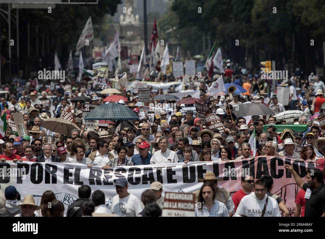 Bildnummer: 60418058 Datum: 31.08.2013 Copyright: imago/Xinhua politici e membri di diverse organizzazioni partecipano a una protesta contro la riforma energetica e in difesa del petrolio, a città del Messico, Messico, il 31 agosto 2013. Alla protesta guidata da Cuauhtemoc Cardenas, leader del Partito della Rivoluzione Democratica (PRD), si unirono politici, membri sindacali e studenti. (Xinhua/Alejandro Ayala) (rt) MESSICO-CITTÀ-MESSICO-SOCIETÀ-PROTESTA PUBLICATIONxNOTxINxCHN Gesellschaft Demo premiumd x0x xsk 2013 quer 60418058 Data 31 08 2013 Copyright Imago XINHUA politici e membro Foto Stock