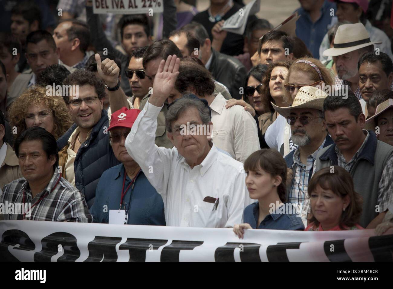 Bildnummer: 60418072 Datum: 31.08.2013 Copyright: imago/Xinhua Cuauhtemoc Cardenas, leader del Partito della Rivoluzione Democratica (PRD), guida una protesta contro la riforma energetica e in difesa del petrolio, a città del Messico, Messico, il 31 agosto 2013. Alla protesta si unirono politici, membri sindacali e studenti. (Xinhua/Alejandro Ayala) (rt) MESSICO-CITTÀ-MESSICO-SOCIETÀ-PROTESTA PUBLICATIONxNOTxINxCHN People Politik Demo premiumd x0x xsk 2013 quer 60418072 Data 31 08 2013 Copyright Imago XINHUA Cuauhtemoc Cardenas leader del Partito della Rivoluzione Democratica PRD dirige un Prot Foto Stock