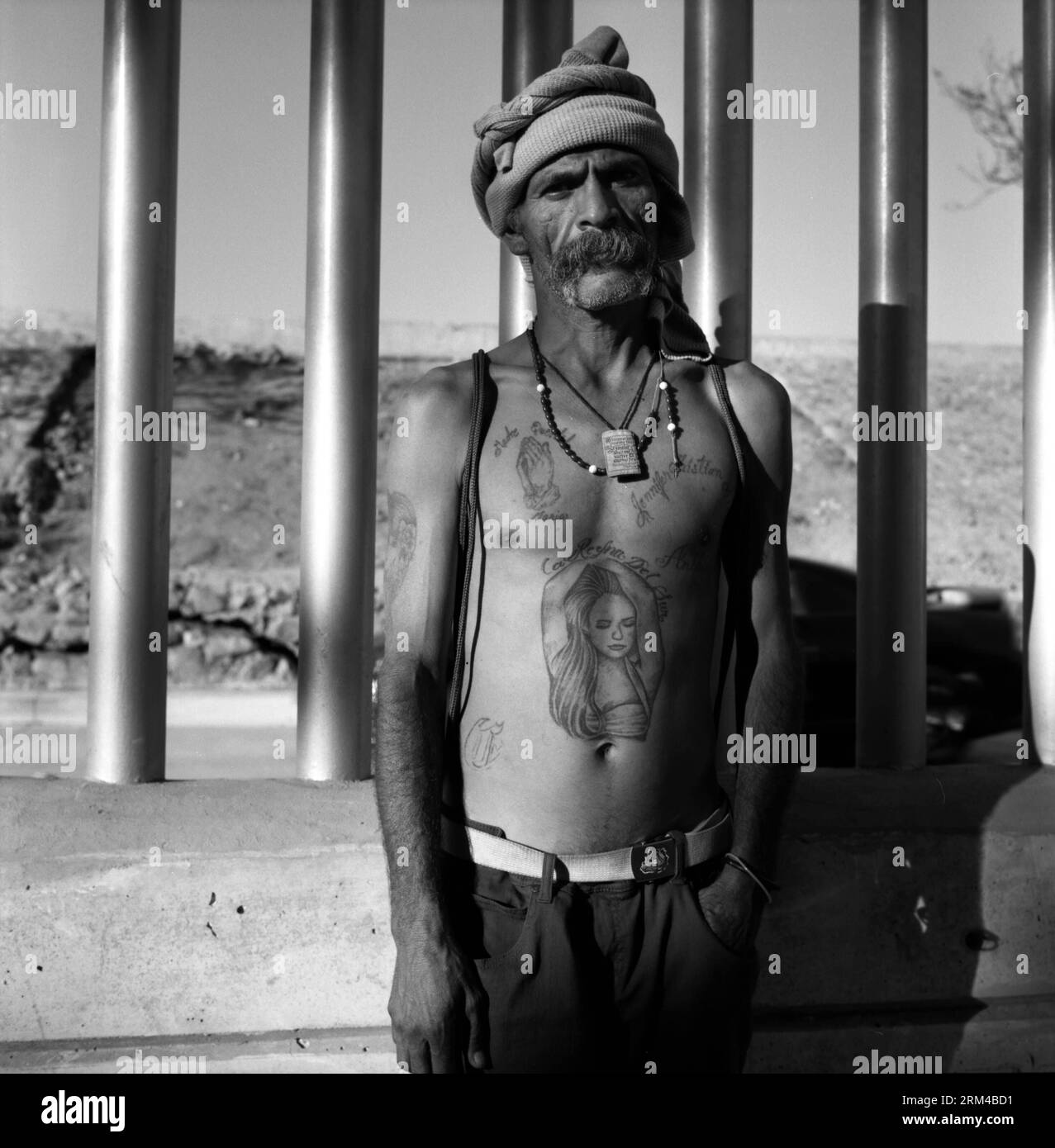 Bildnummer: 60418071 Datum: 27.08.2013 Copyright: imago/Xinhua foto scattata il 27 agosto 2013 mostra Santiago Elizondo Mares, conosciuto come El Bigotes , nato nella città messicana di Guadalajara, posa in International Avenue, vicino al canale del fiume Tijuana, nella città di Tijuana, Messico nordoccidentale. Santiago visse tre anni a el bordo, dopo la sua deportazione dagli Stati Uniti sei anni fa. Da quando è entrato a far parte dell'organizzazione sociale Border Angels tre anni fa, Santiago ha lavorato in un campo per senzatetto installato dagli Angeli nella zona conosciuta come la piazza della mappa , dove si trova costantemente di fronte al P Foto Stock