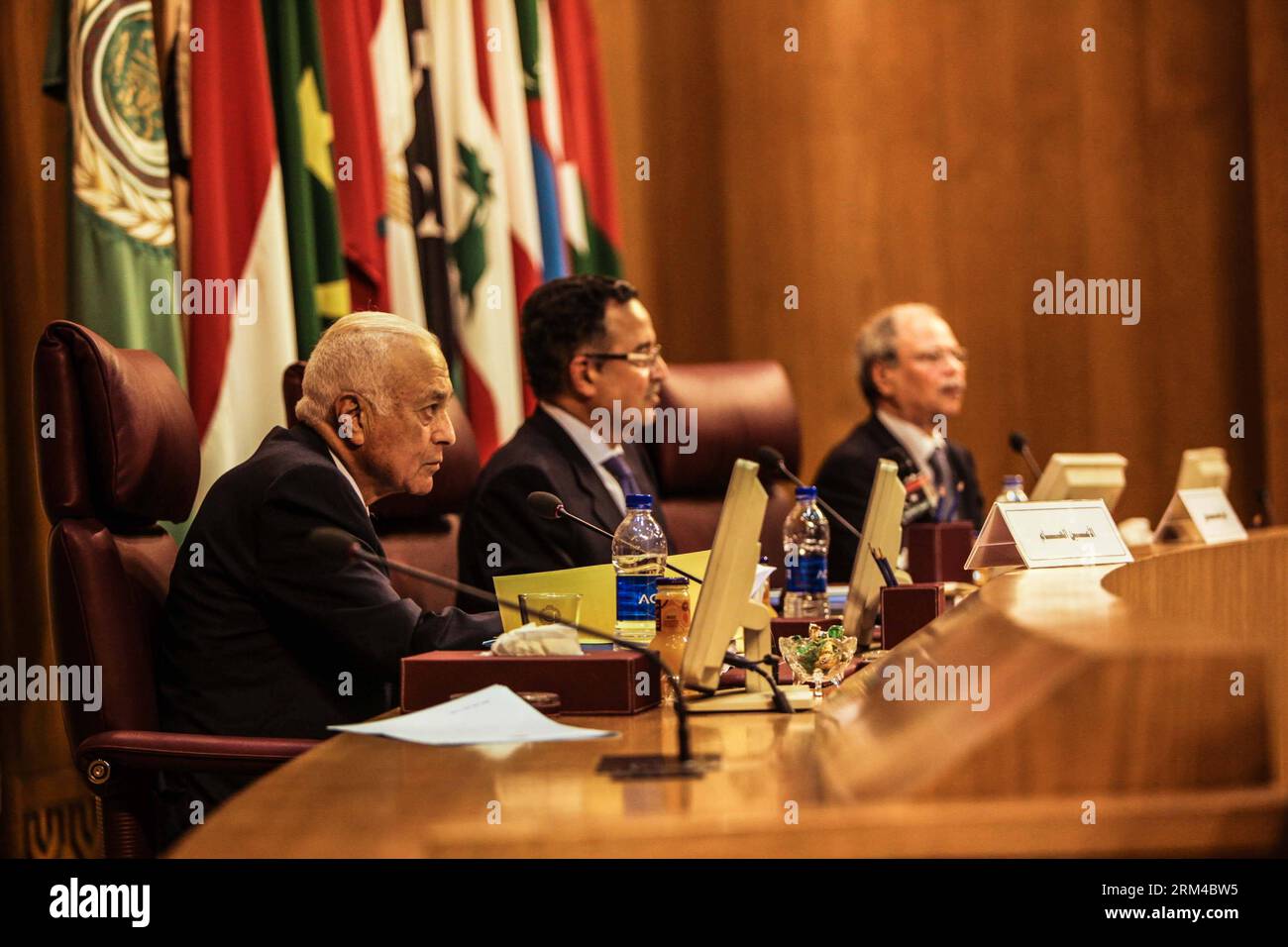 Bildnummer: 60419710 Datum: 01.09.2013 Copyright: imago/Xinhua (130901) -- CAIRO, 1 settembre 2013 (Xinhua) -- Secertary generale della Lega Araba (AL) Nabil al-Arabi (L), e il ministro degli Esteri egiziano Nabil Fahmy (C) partecipano a una riunione dei ministri degli Esteri AL quartier generale della Lega Araba il Cairo, Egitto, 1 settembre 2013. I ministri degli Esteri arabi ritengono il governo siriano responsabile di tutti gli attacchi chimici nella capitale siriana di Damasco, e hanno chiesto di rinviare i colpevoli a processi internazionali, Xinhua ha riferito dalla sede centrale di AL. (Xinhua/Amru Salahuddien) Egypt-CAIRO-A. Foto Stock