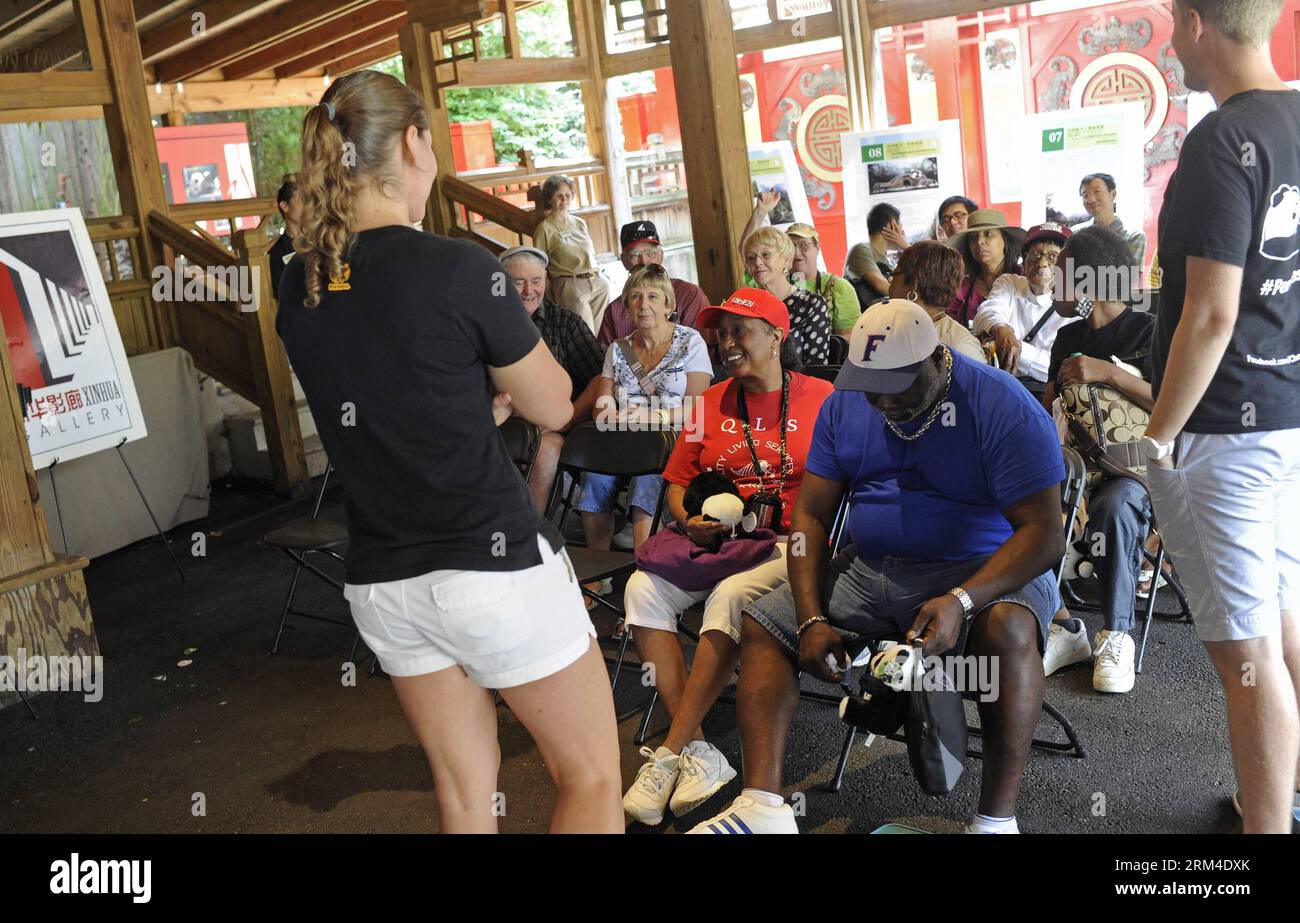 Bildnummer: 60440416 Datum: 05.09.2013 Copyright: imago/Xinhua WASHINGTON D.C., Spet. 5, 2013 -- gli ambasciatori del panda gigante Melissa Katz (L) dagli Stati Uniti e Jerome Pouille (R) dalla Francia interagiscono con i visitatori e condividono le loro esperienze di ambasciatori della conservazione, allo zoo di Atlanta, negli Stati Uniti, 5 settembre 2013. Gli ambasciatori dei panda, o ambasciatori, che rappresentano la base cinese dei panda di Chengdu, hanno visitato lo zoo giovedì durante un tour globale per diffondere il messaggio sulla conservazione dei panda giganti e di altri animali selvatici. (Xinhua/Zhang Jun) AMBASCIATORI U.S.-ATLANTA-PANDA PUBLICAT Foto Stock