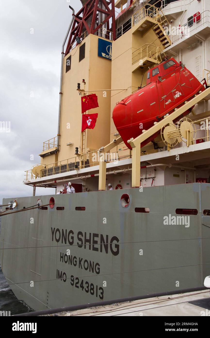 Bildnummer: 60458777 Datum: 10.09.2013 Copyright: imago/Xinhua (130910) -- ROTTERDAM, (Xinhua) -- il viaggio Yong Sheng della China Ocean Shipping (Group) Company (COSCO) arriva a Rotterdam, Paesi Bassi, il 10 settembre 2013. È la prima volta che una nave mercantile cinese completò il suo viaggio lungo la rotta del Mare del Nord che si scioglieva lentamente, che era di 9 giorni e 2.800 miglia nautiche in meno rispetto alle rotte convenzionali che transitavano lo stretto di Malacca e il Canale di Suez. (Xinhua/Jia Lirui) (zw) PAESI BASSI-ROTTERDAM-COSCO-VOYAGE PUBLICATIONxNOTxINxCHN Gesellschaft x2x xkg 2013 hoch o0 Nordostpassag Foto Stock