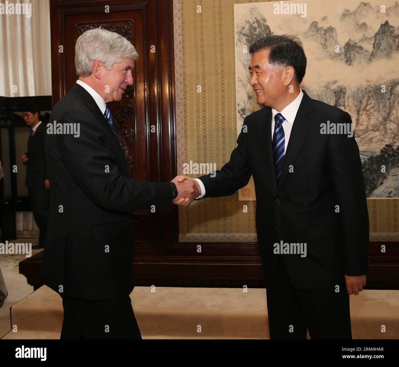 Bildnummer: 60462505 Datum: 11.09.2013 Copyright: imago/Xinhua (130911) -- PECHINO, 11 settembre 2013 (Xinhua) -- il vice Premier cinese Wang Yang (R) incontra il governatore del Michigan Rick Snyder a Pechino, capitale della Cina, 11 settembre 2013. (Xinhua/Liu Weibing) (zc) CHINA-BEIJING-WANG YANG-U.S. GUEST-MEETING (CN) PUBLICATIONxNOTxINxCHN persone xcb x0x 2013 quadrat 60462505 Data 11 09 2013 Copyright Imago XINHUA Pechino 11 settembre 2013 XINHUA Chinese Vice Premier Wang Yang r Meets with Michigan Governor Rick Snyder in Beijing Capital of China 11 settembre 2013 XINHUA Liu Weibing China Beijing Wang Yang Foto Stock