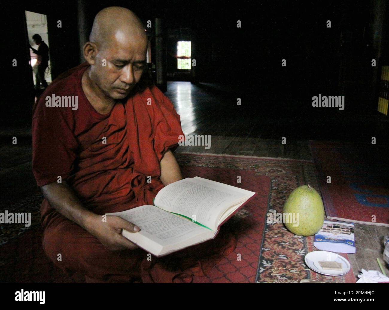 Bildnummer: 60465597 Datum: 11.09.2013 Copyright: imago/Xinhua (130912) -- COX S BAZAAR, -- Un devoto buddista legge un libro religioso in un tempio ricostruito a Ramu in Cox S Bazar, Bangladesh, 11 settembre 2013. Migliaia di mobe musulmane, secondo quanto riferito, su istigazione di gruppi di interesse costituiti, attaccarono la comunità buddista nel sottodistretto Ramu di Cox S Bazaar il 29 settembre 2012. L'attacco è stato innescato quando un giovane buddista, vale a dire Uttam Barua, avrebbe taggato una foto su Facebook che offende il libro sacro musulmano del Corano. (Xinhua) BANGLADESH-COX S BAZAAR-BUDDHIST PUBLICATIONxNOTxINxCHN xa Foto Stock