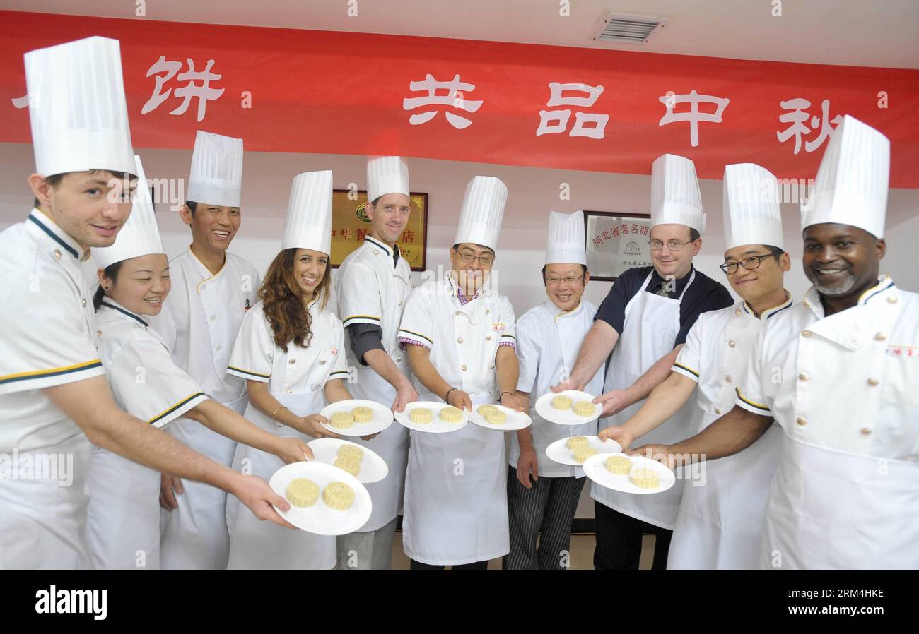 Bildnummer: 60466842 Datum: 12.09.2013 Copyright: imago/Xinhua (130912) -- TANGSHAN, 12 settembre 2013 (Xinhua) -- chef cinesi e amici stranieri manifestano le loro torte lunari fatte da soli in un evento per celebrare il prossimo Festival di metà autunno a Tangshan, nella provincia di Hebei nella Cina settentrionale, 12 settembre 2013. (Xinhua/Yan Jun) (mp) CHINA-HEBEI-FOREIGNERS-MOON CAKES (CN) PUBLICATIONxNOTxINxCHN Gesellschaft Backen Kochen Mondkuchen xbs x0x 2013 quer 60466842 Data 12 09 2013 Copyright Imago XINHUA Tang Shan 12 settembre 2013 XINHUA Chiefs cinesi e amici stranieri dimostrano le loro torte di Luna fatte da soli Foto Stock