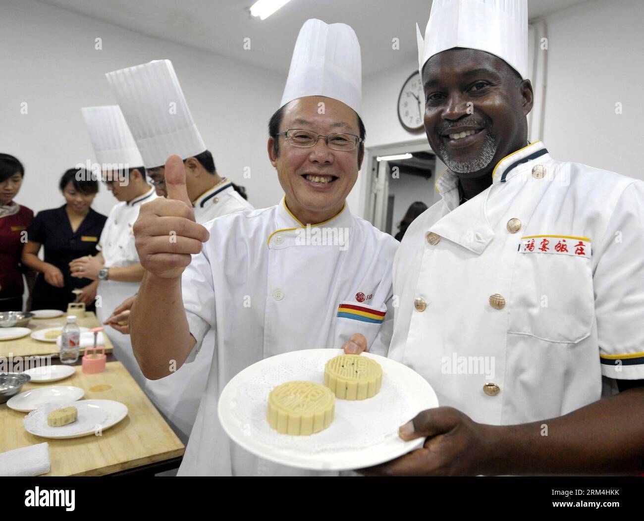 Bildnummer: 60466845 Datum: 12.09.2013 Copyright: imago/Xinhua (130912) -- TANGSHAN, 12 settembre 2013 (Xinhua) -- l'americano Stephen (R) e il suo insegnante di cucina cinese posano con le loro torte lunari fatte in proprio in un'attività per celebrare il prossimo Mid-Autumn Festival a Tangshan, nella provincia di Hebei, 12 settembre 2013. (Xinhua/Yan Jun) (mp) CHINA-HEBEI-FOREIGNERS-MOON CAKES (CN) PUBLICATIONxNOTxINxCHN Gesellschaft Backen Kochen Mondkuchen xbs x0x 2013 quer 60466845 Data 12 09 2013 Copyright Imago XINHUA Tang Shan 12 settembre 2013 XINHUA American Stephen r and His Chinese Cooking Teacher POS Foto Stock