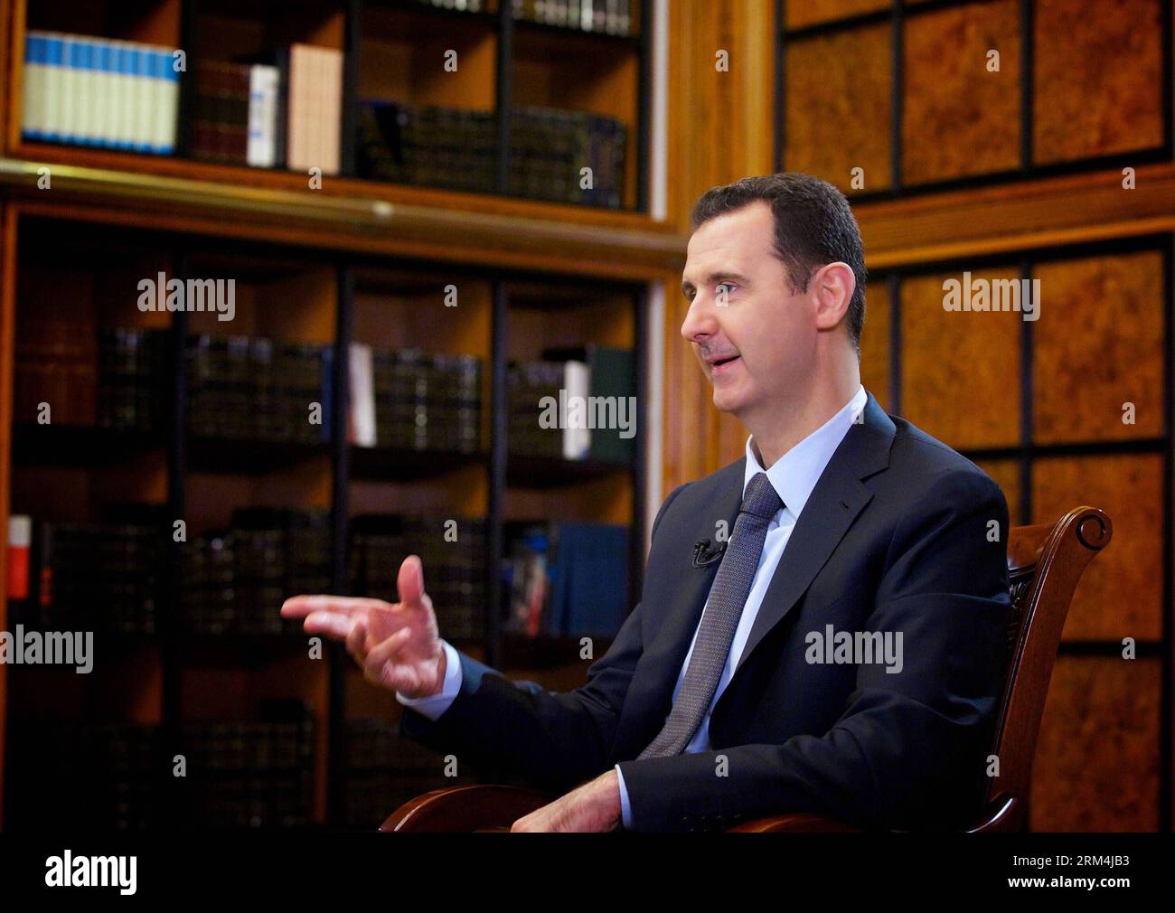 Bildnummer: 60471489 Datum: 12.09.2013 Copyright: imago/Xinhua (130913) -- DAMASCO, (Xinhua) -- il presidente siriano Bashar al-Assad riceve un'intervista al canale Russia 24 a Damasco, capitale della Siria, su Spet.12, 2013. Il presidente siriano Bashar al-Assad ha affermato di aver accettato di mettere le armi chimiche sotto osservazione internazionale su richiesta della Russia e non a causa delle minacce americane, l'agenzia di stampa sana, gestita dallo Stato, ha riferito giovedì. Giovedì la Siria ha formalmente chiesto di aderire all'Organizzazione per la proibizione delle armi chimiche (OPCW), promettendo di rispettare immediatamente pienamente Foto Stock