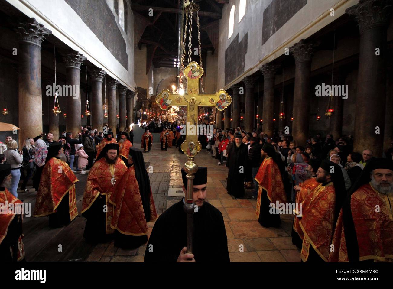 Bildnummer: 60486022 Datum: 17.09.2013 Copyright: imago/Xinhua BETLEMME, -- Un membro del clero tiene una croce all'interno della Chiesa della Natività, che è considerata il luogo di nascita di Gesù, nella città di Betlemme, in Cisgiordania, il 6 gennaio 2012. (Xinhua/Luay Sababa) (lyx) CISGIORDANIA-BETLEMME-CHIESA DELLA NATIVITÀ-PATRIMONIO MONDIALE PUBLICATIONxNOTxINxCHN Gesellschaft x2x xkg 2013 quer o0 Religion Geburtskirche 60486022 Data 17 09 2013 Copyright Imago XINHUA Betlemme un membro del Clero tiene una croce all'interno della Chiesa della Natività che È considerato il luogo di nascita di Foto Stock