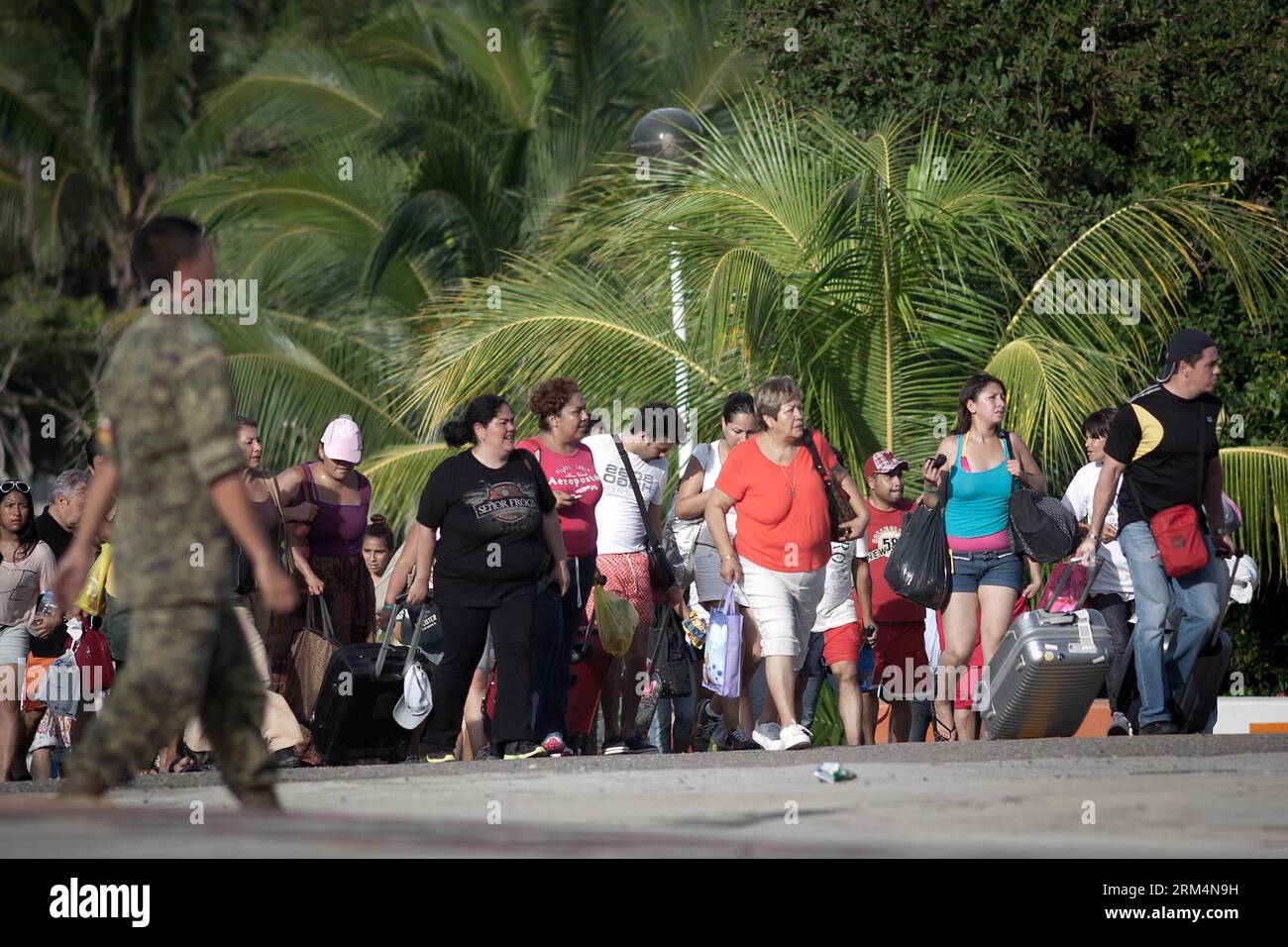 Bildnummer: 60491669 Datum: 17.09.2013 Copyright: imago/Xinhua (130918) -- GUERRERO, 17 settembre 2013 (Xinhua) -- i turisti aspettano di salire a bordo dell'aereo militare che li trasporterà a città del Messico, nella base militare numero 7, Pie de la Cuesta, ad Acapulco, Guerrero, Messico, il 17 settembre, 2013. secondo il Segretariato messicano degli interni (SEGOB, per il suo acronimo spagnolo) sono stati segnalati almeno 47 morti e un milione di vittime sono state colpite in tutto il paese, dalle inondazioni causate dalle tempeste tropicali, Ingrid , nel Golfo del Messico, e Manuel nel Pacifico. (XI Foto Stock