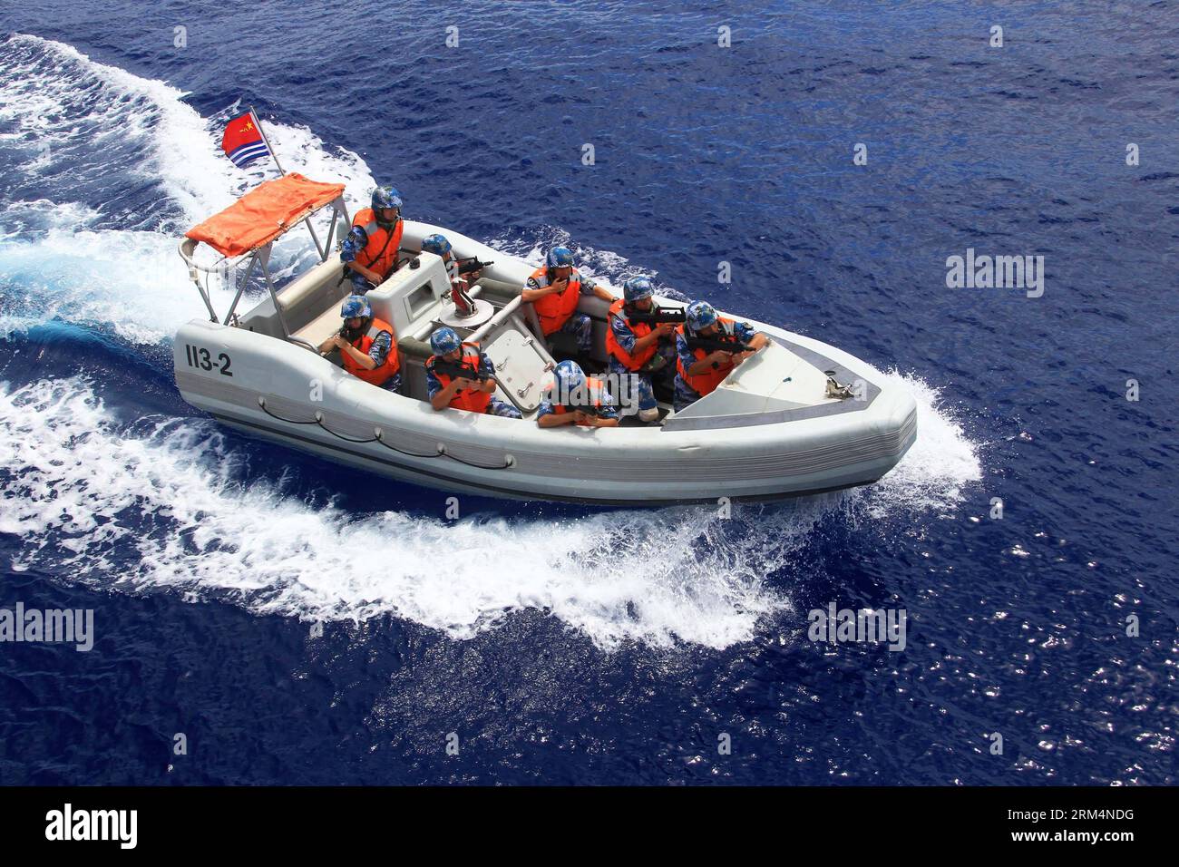 Bildnummer: 60492345 Datum: 18.09.2013 Copyright: imago/Xinhua (130918) - SUD PACIFICO, (Xinhua) -- una squadra di ispezione di una flotta navale cinese si prepara a salire a bordo di una nave sospetta durante un'esercitazione nel Pacifico meridionale, 18 settembre 2013. Una flotta navale dell'Esercito Popolare Cinese di Liberazione (PLA) il mercoledì ha esercitato la cattura del romage dopo aver terminato la sua visita alle Hawaii. In base alla Convenzione delle Nazioni Unite sul diritto del mare (UNCOLOS), una nave da guerra che incontra in alto mare una nave straniera, diversa da una nave avente diritto alla completa immunità, la nave da guerra può procedere al Verif Foto Stock