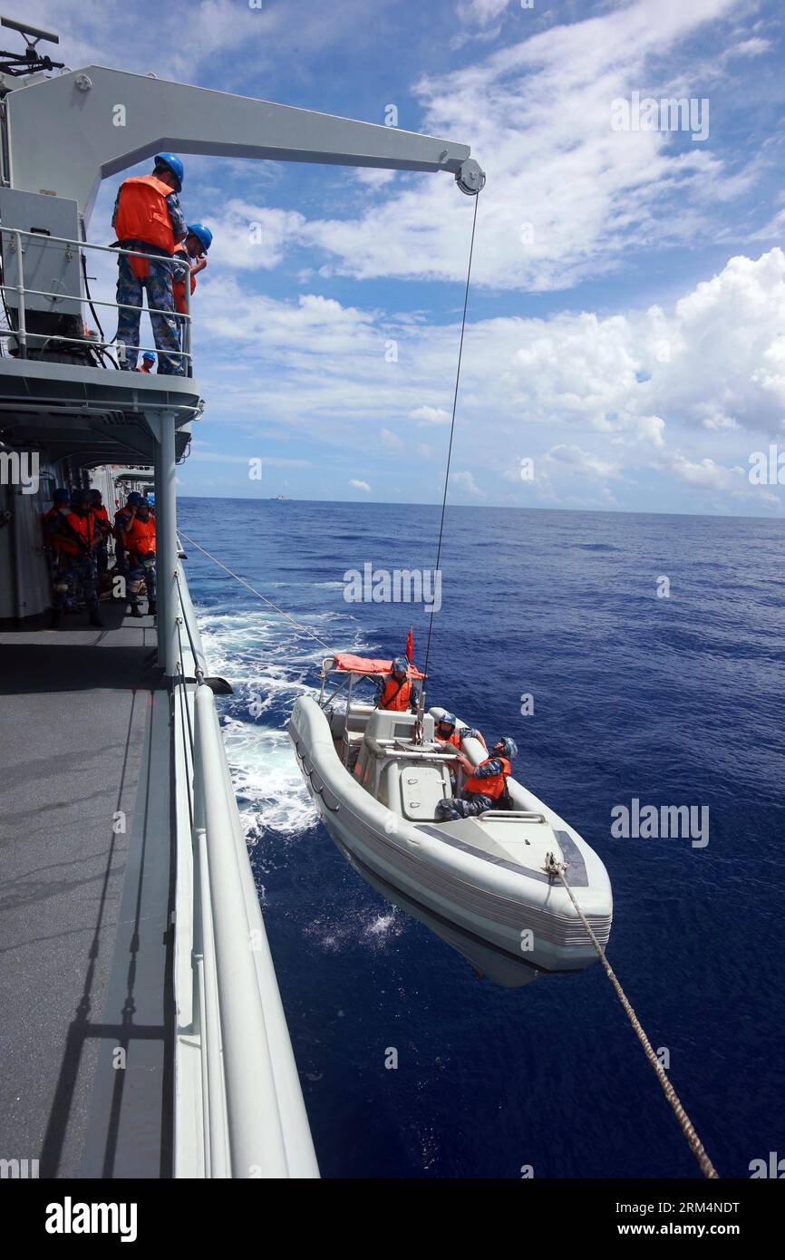 Bildnummer: 60492351 Datum: 18.09.2013 Copyright: imago/Xinhua (130918) - SUD PACIFICO, (Xinhua) -- Una barca viene riportata alla nave Qingdao di una flotta navale cinese alla fine di un esercizio di ispezione di navi sospette nel Pacifico meridionale, 18 settembre 2013. Una flotta navale dell'Esercito Popolare Cinese di Liberazione (PLA) il mercoledì ha esercitato la cattura del romage dopo aver terminato la sua visita alle Hawaii. Secondo la Convenzione delle Nazioni Unite sul diritto del mare (UNCOLOS), una nave da guerra che incontra in alto mare una nave straniera, diversa da una nave avente diritto alla completa immunità, la nave da guerra può prodursi Foto Stock