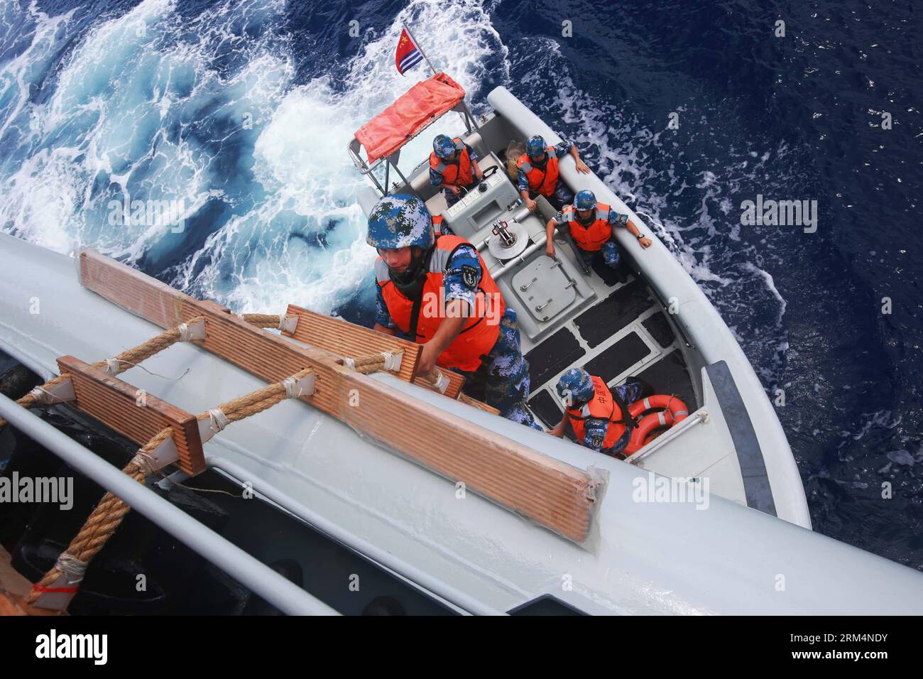 Bildnummer: 60492341 Datum: 18.09.2013 Copyright: imago/Xinhua (130918) - SUD PACIFICO, (Xinhua) -- una squadra di ispezione di una flotta navale cinese si imbarca su una nave sospetta durante un'esercitazione nel Pacifico meridionale, 18 settembre 2013. Una flotta navale dell'Esercito Popolare Cinese di Liberazione (PLA) il mercoledì ha esercitato la cattura del romage dopo aver terminato la sua visita alle Hawaii. Secondo la Convenzione delle Nazioni Unite sul diritto del mare (UNCOLOS), una nave da guerra che incontra in alto mare una nave straniera, diversa da una nave avente diritto alla completa immunità, la nave da guerra può procedere alla verifica della nave Foto Stock