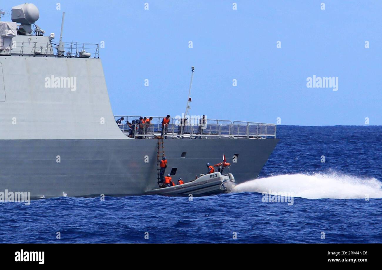Bildnummer: 60492344 Datum: 18.09.2013 Copyright: imago/Xinhua (130918) - SUD PACIFICO, (Xinhua) -- una squadra di ispezione di una flotta navale cinese si imbarca su una nave sospetta durante un'esercitazione nel Pacifico meridionale, 18 settembre 2013. Una flotta navale dell'Esercito Popolare Cinese di Liberazione (PLA) il mercoledì ha esercitato la cattura del romage dopo aver terminato la sua visita alle Hawaii. Secondo la Convenzione delle Nazioni Unite sul diritto del mare (UNCOLOS), una nave da guerra che incontra in alto mare una nave straniera, diversa da una nave avente diritto alla completa immunità, la nave da guerra può procedere alla verifica della nave Foto Stock