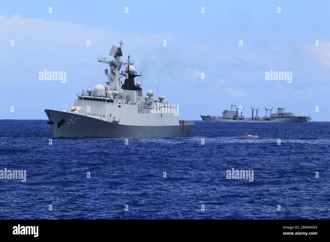 Bildnummer: 60492342 Datum: 18.09.2013 Copyright: imago/Xinhua (130918) - SUD PACIFICO, (Xinhua) -- Una flotta navale cinese conduce un esercizio di ispezione di navi sospette nel Pacifico meridionale, 18 settembre 2013. Una flotta navale dell'Esercito Popolare Cinese di Liberazione (PLA) il mercoledì ha esercitato la cattura del romage dopo aver terminato la sua visita alle Hawaii. Secondo la Convenzione delle Nazioni Unite sul diritto del mare (UNCOLOS), una nave da guerra che incontra in alto mare una nave straniera, diversa da una nave avente diritto alla completa immunità, la nave da guerra può procedere a verificare il diritto della nave di battere la sua bandiera Foto Stock